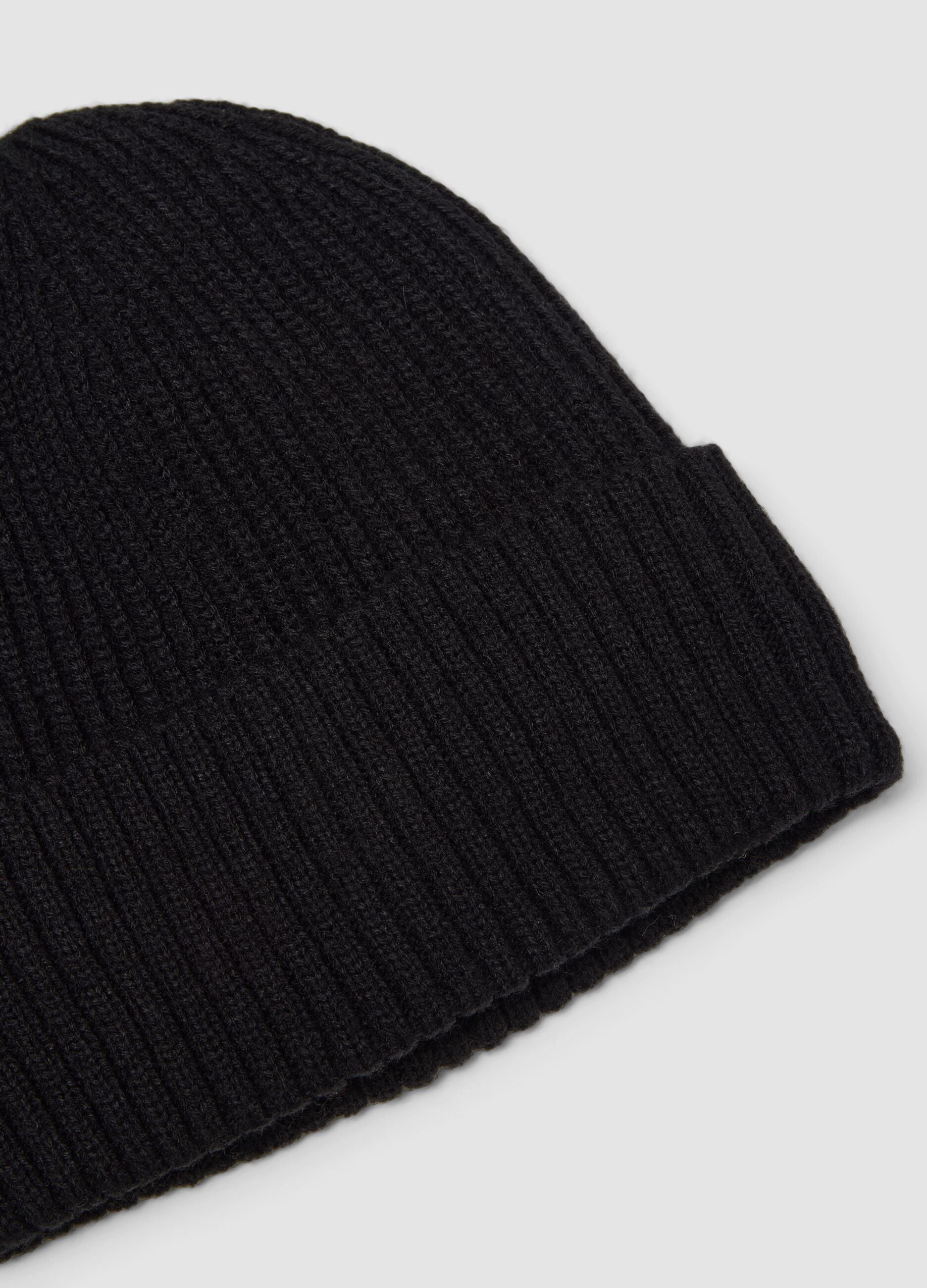 Schwarze Strickm&uuml;tze mit Umschlag