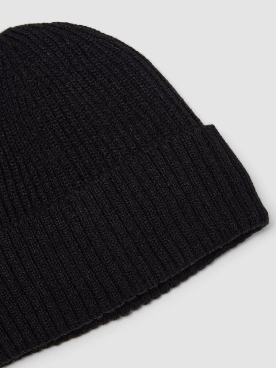 Gorro preto de malha com dobra_2