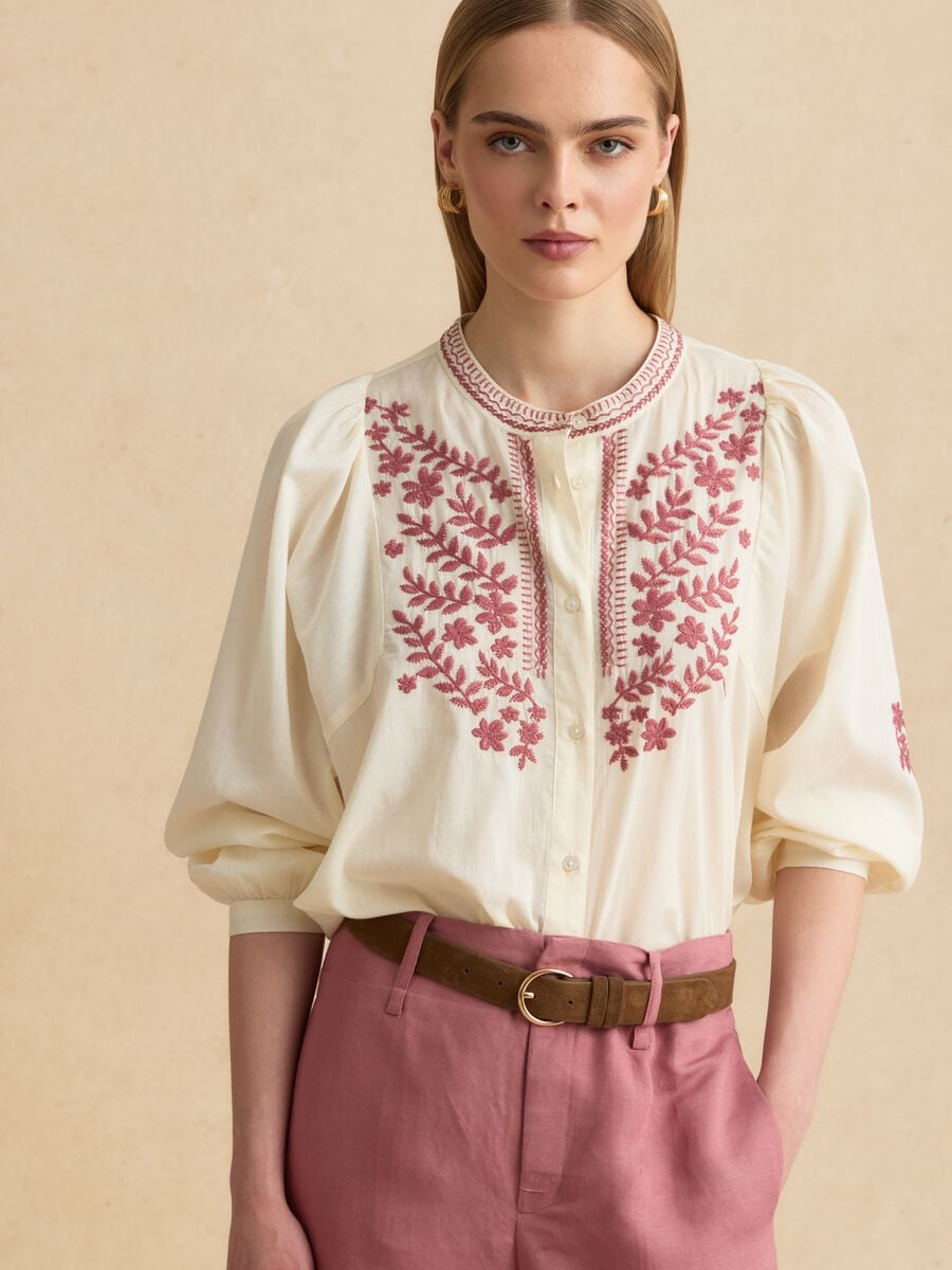 Camisa beige de algod&oacute;n puro con bordados florales_3
