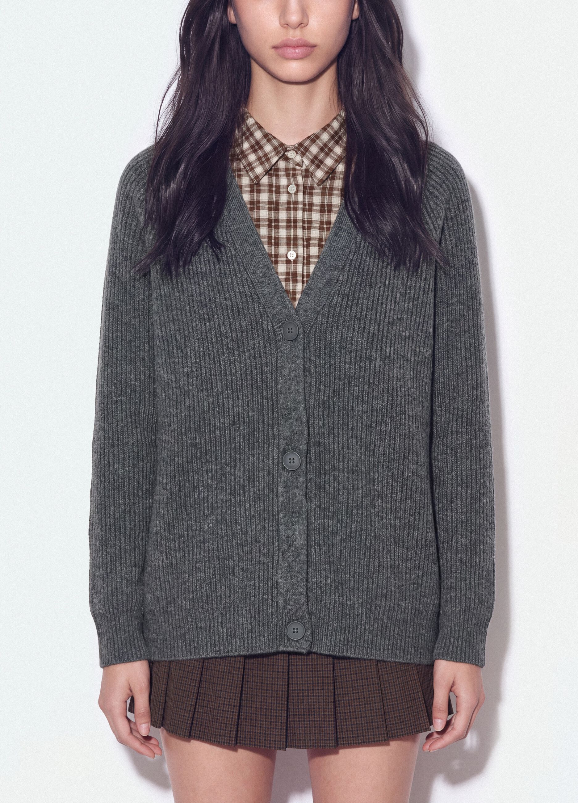 Graue Strickjacke aus elastischer Wolle mit tiefem V-Ausschnitt, Oversize-Fit