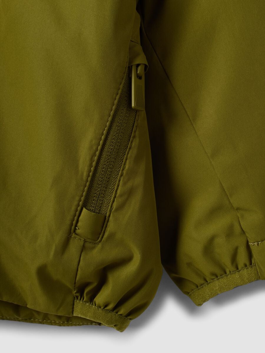 Gr&uuml;ne wasserabweisende Jacke mit Kapuze und Reissverschluss, Regular Fit f&uuml;r Jungen_2