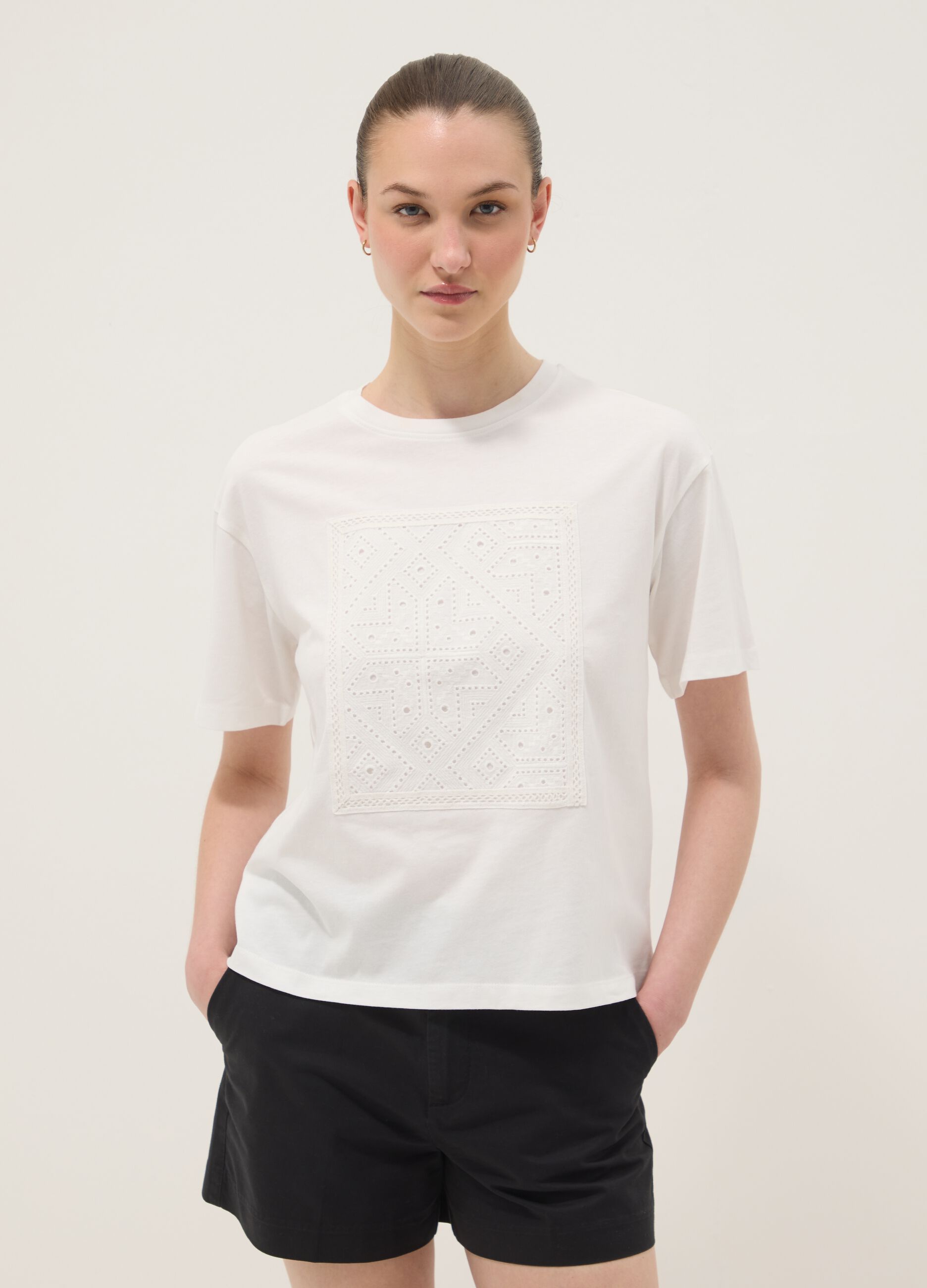 &Lambda;&epsilon;&upsilon;&kappa;ό T-shirt regular fit &alpha;&pi;ό 100% &beta;&alpha;&mu;&beta;ά&kappa;&iota; &mu;&epsilon; &delta;&iota;ά&tau;&rho;&eta;&tau;&eta; &lambda;&epsilon;&pi;&tau;&omicron;&mu;έ&rho;&epsilon;&iota;&alpha;