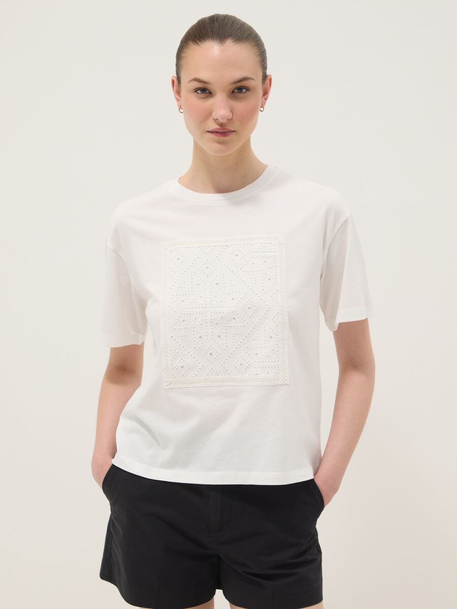 &Lambda;&epsilon;&upsilon;&kappa;ό T-shirt regular fit &alpha;&pi;ό 100% &beta;&alpha;&mu;&beta;ά&kappa;&iota; &mu;&epsilon; &delta;&iota;ά&tau;&rho;&eta;&tau;&eta; &lambda;&epsilon;&pi;&tau;&omicron;&mu;έ&rho;&epsilon;&iota;&alpha;_1