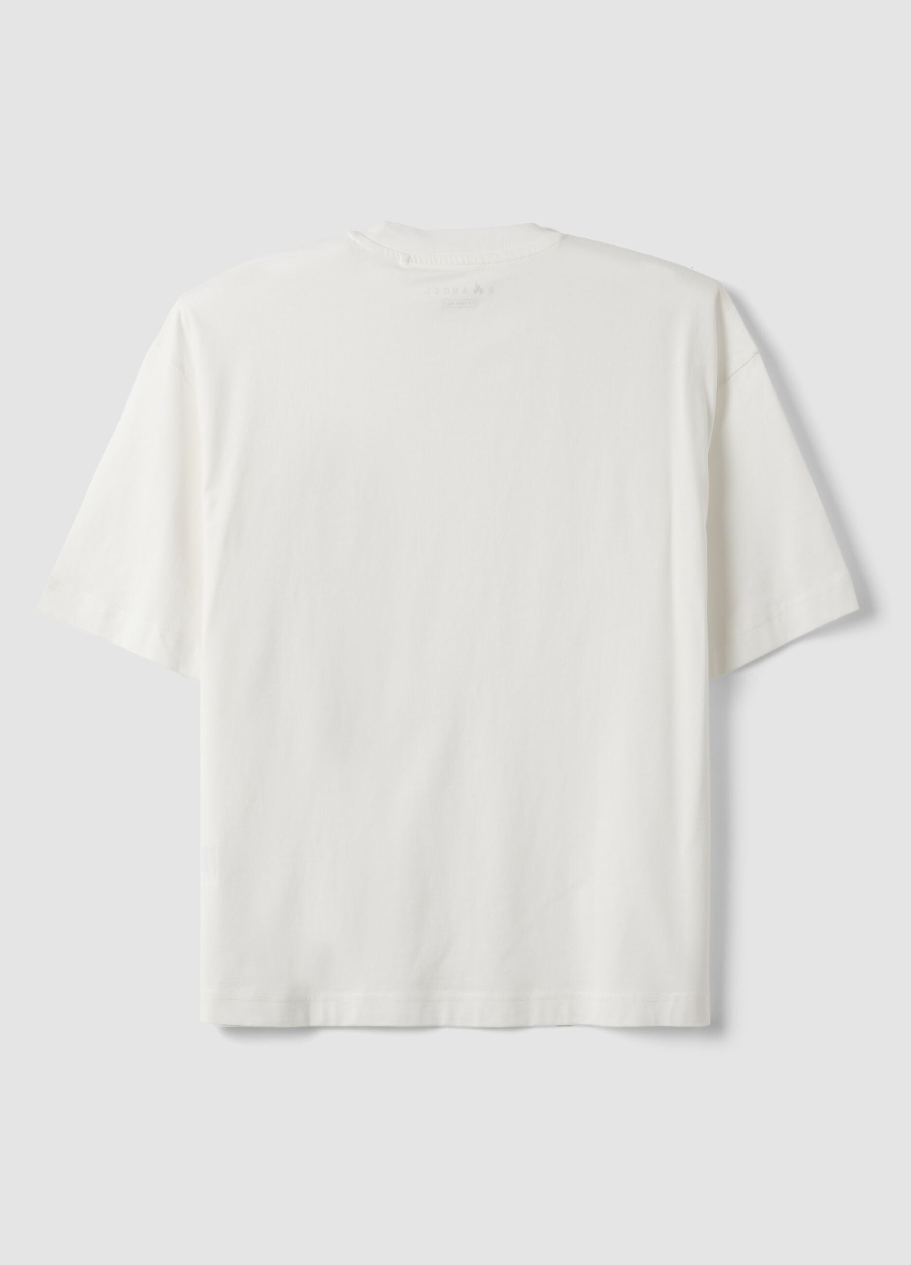 T-shirt branca em algod&atilde;o puro com gola redonda e bolso, corte boxy