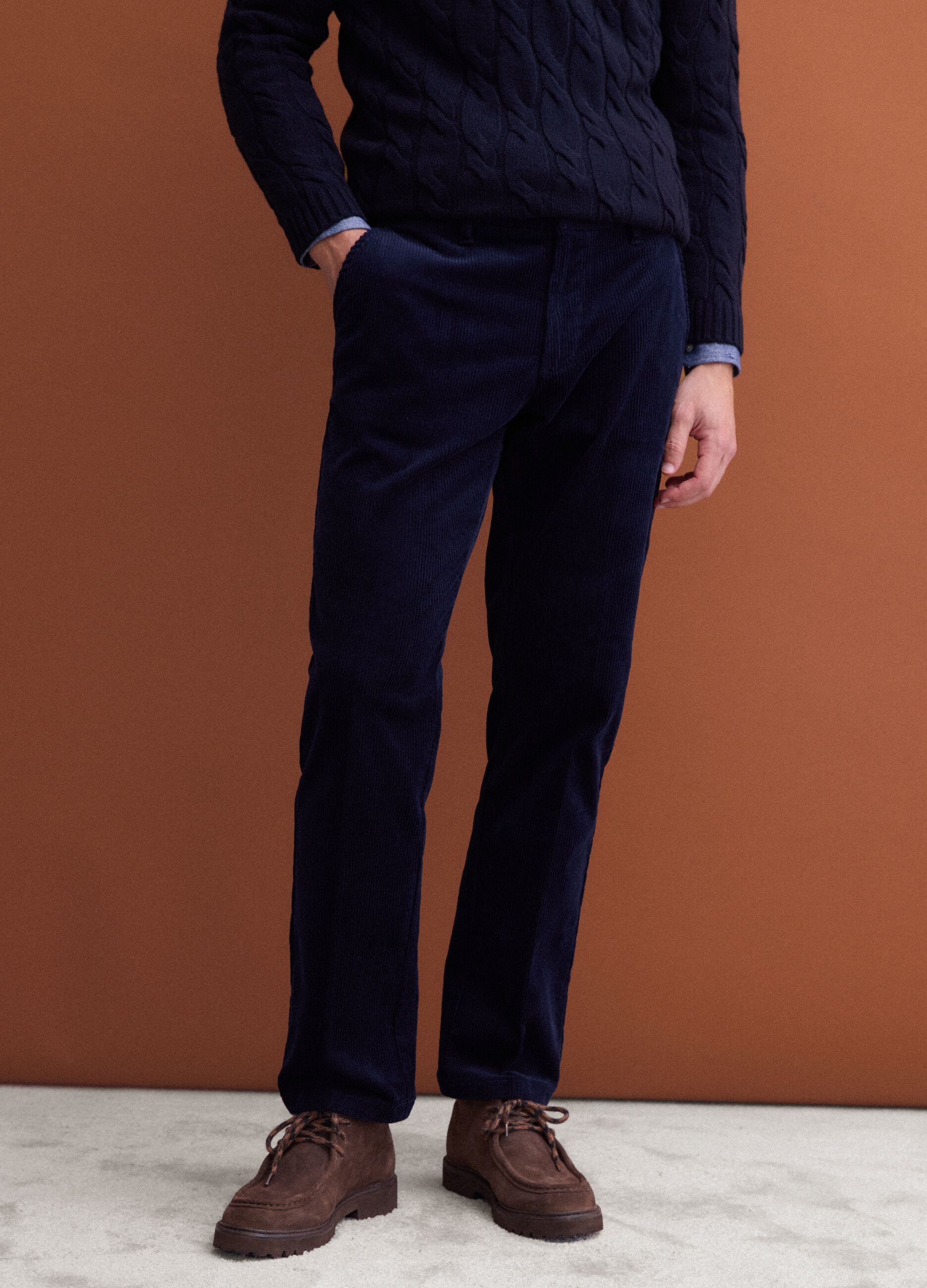 Cal&ccedil;as chino azul-marinho regular fit em bombazina de algod&atilde;o el&aacute;stico