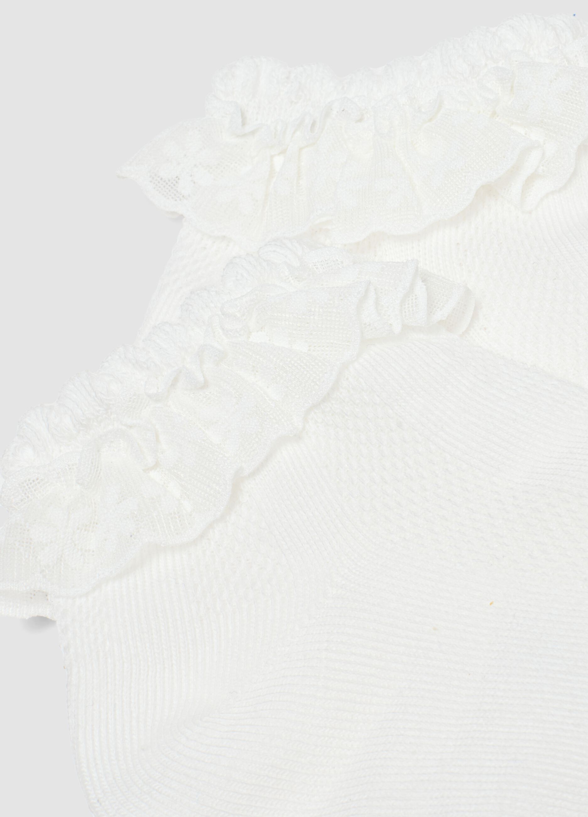 Kurze weisse Baumwollsocken mit R&uuml;schen f&uuml;r M&auml;dchen