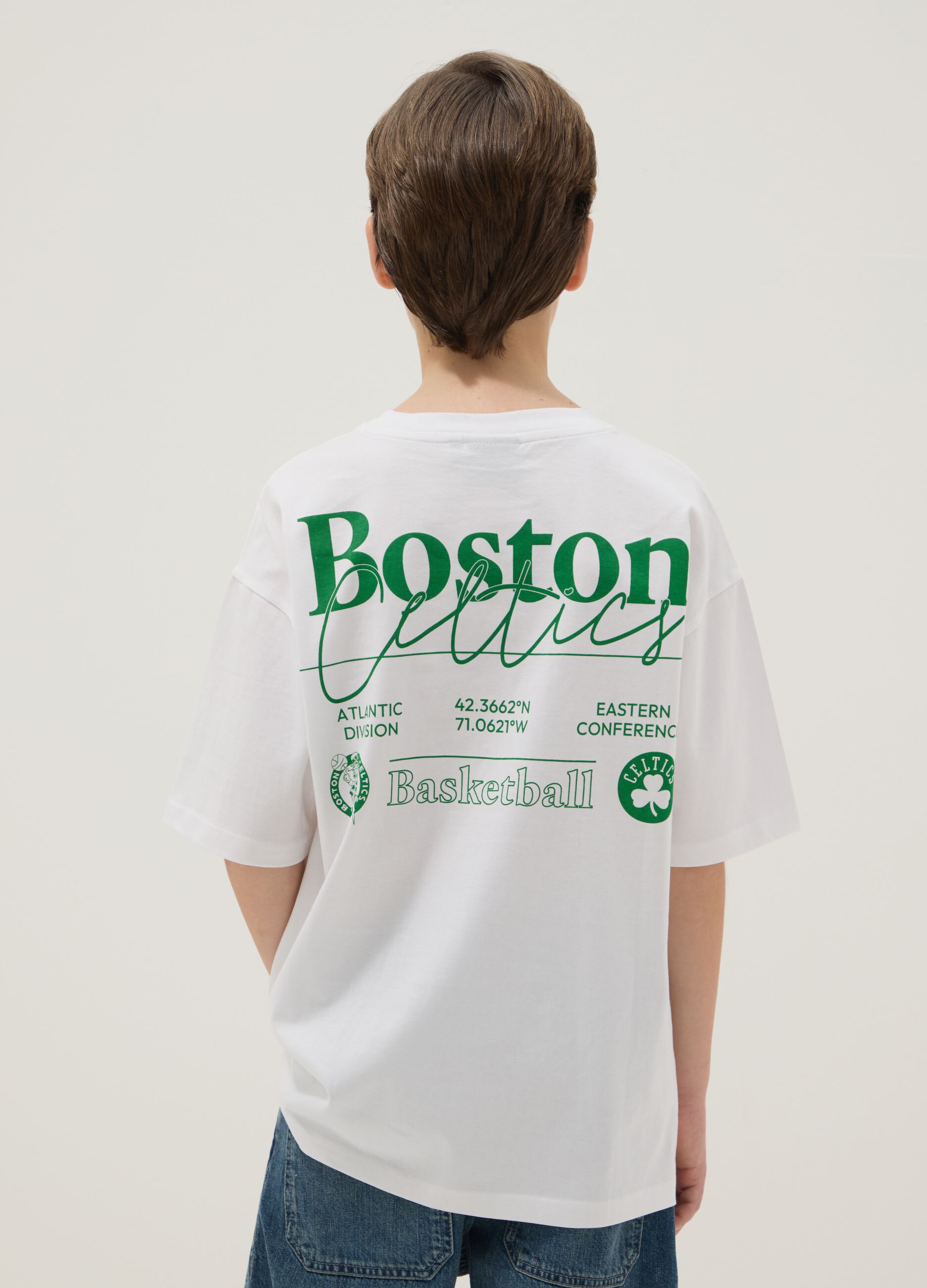 Camiseta branca infantil oversized de algod&atilde;o puro com log&oacute;tipo Boston Celtics
