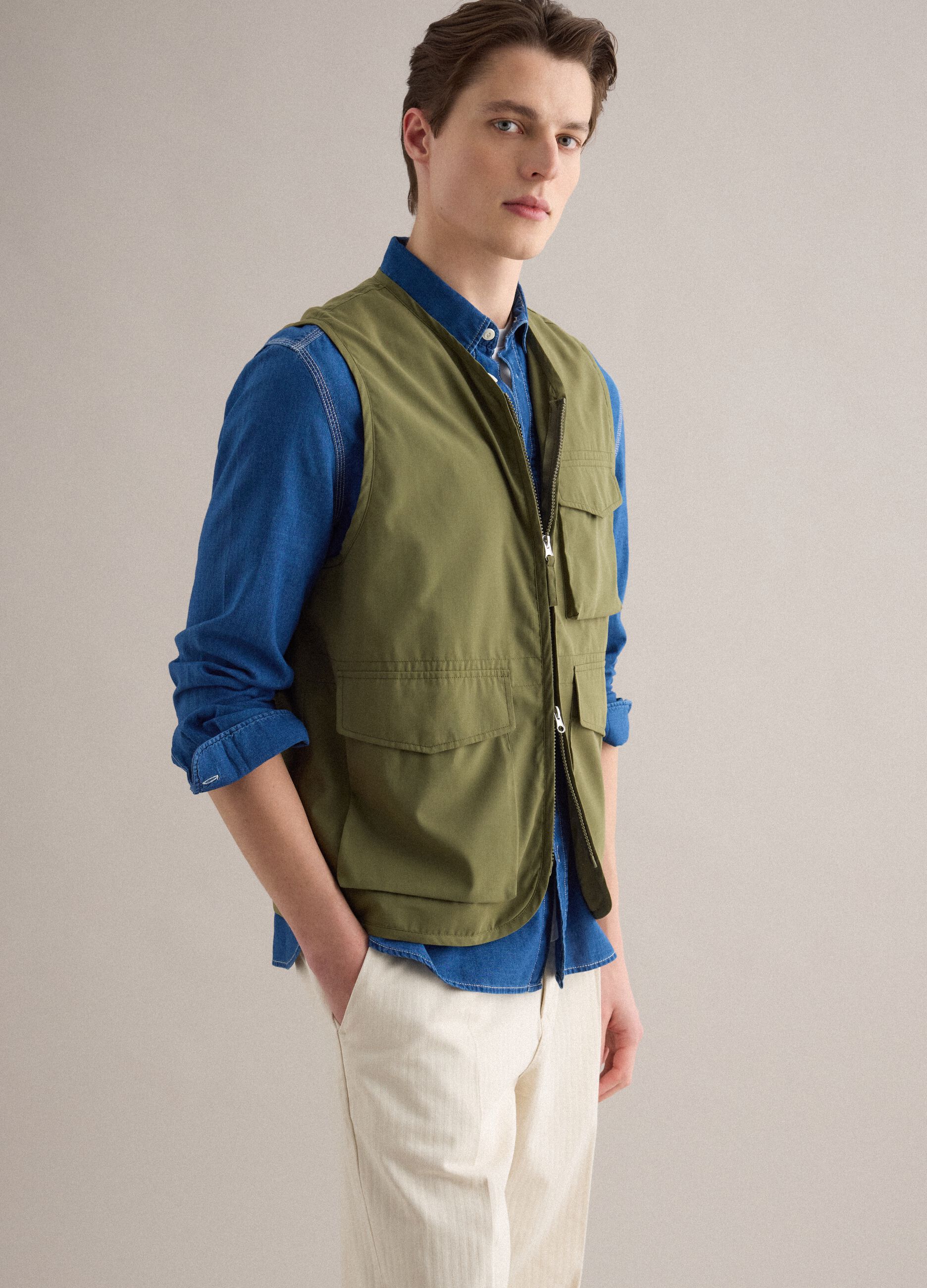 Regular fit green gilet with zip and front pockets