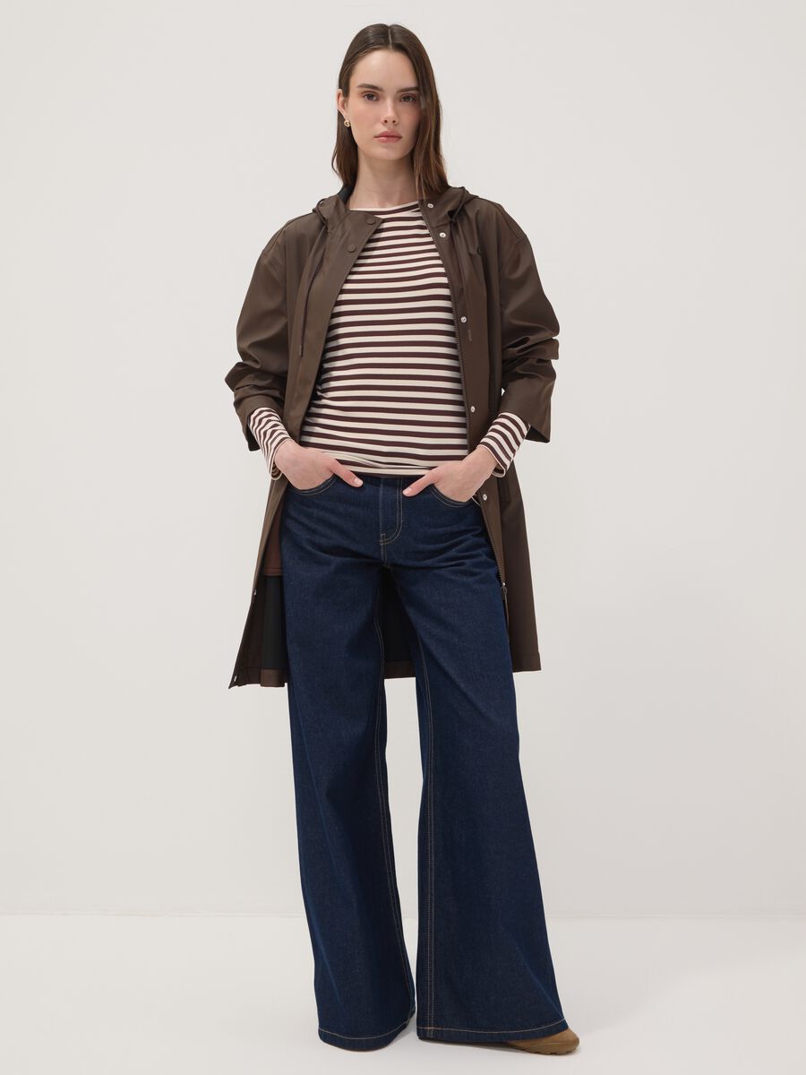 Lange braune Jacke mit Kapuze und Reissverschluss_1