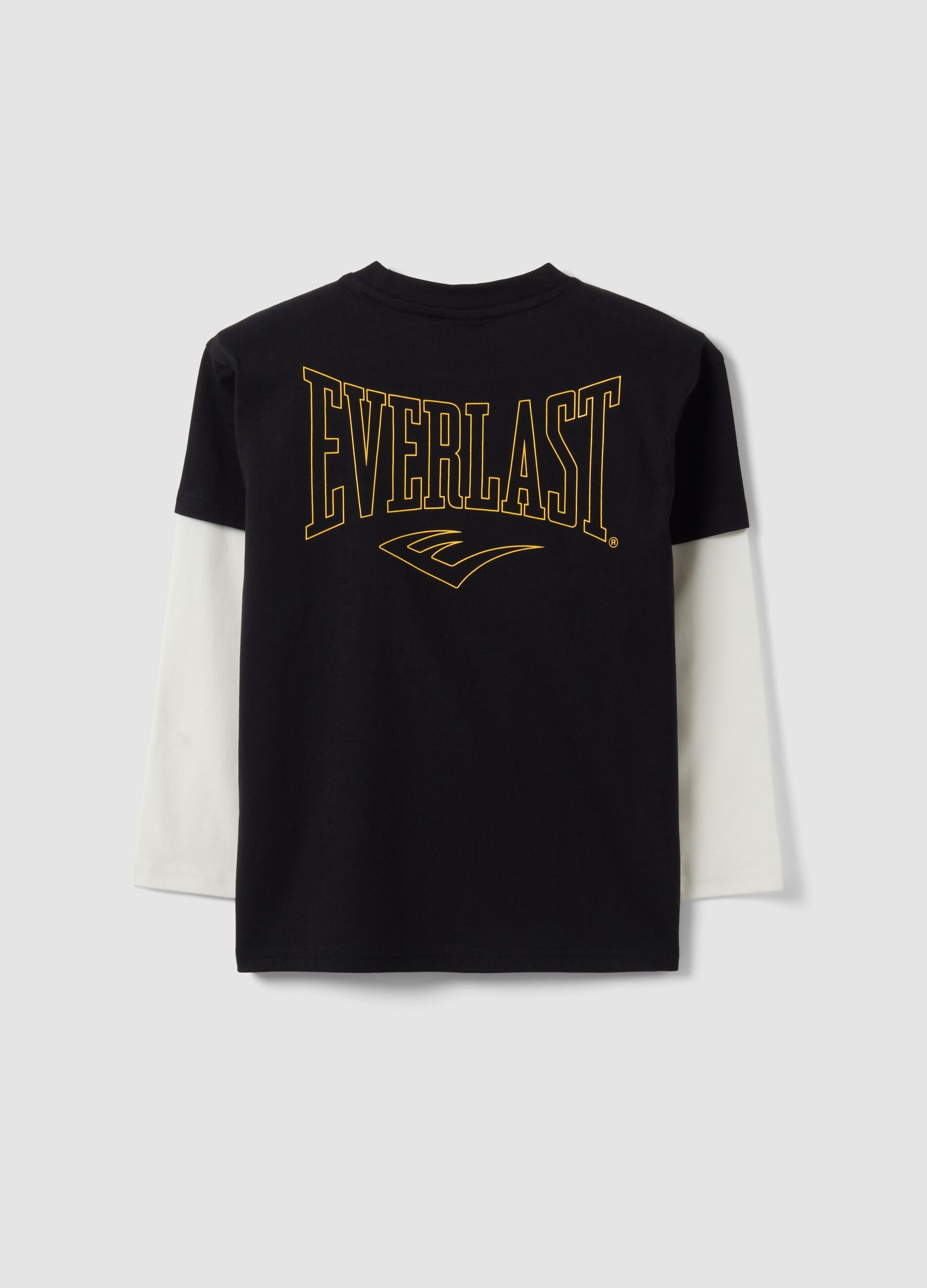 T-shirt preta regular fit em algod&atilde;o puro com mangas duplas e estampado para menino