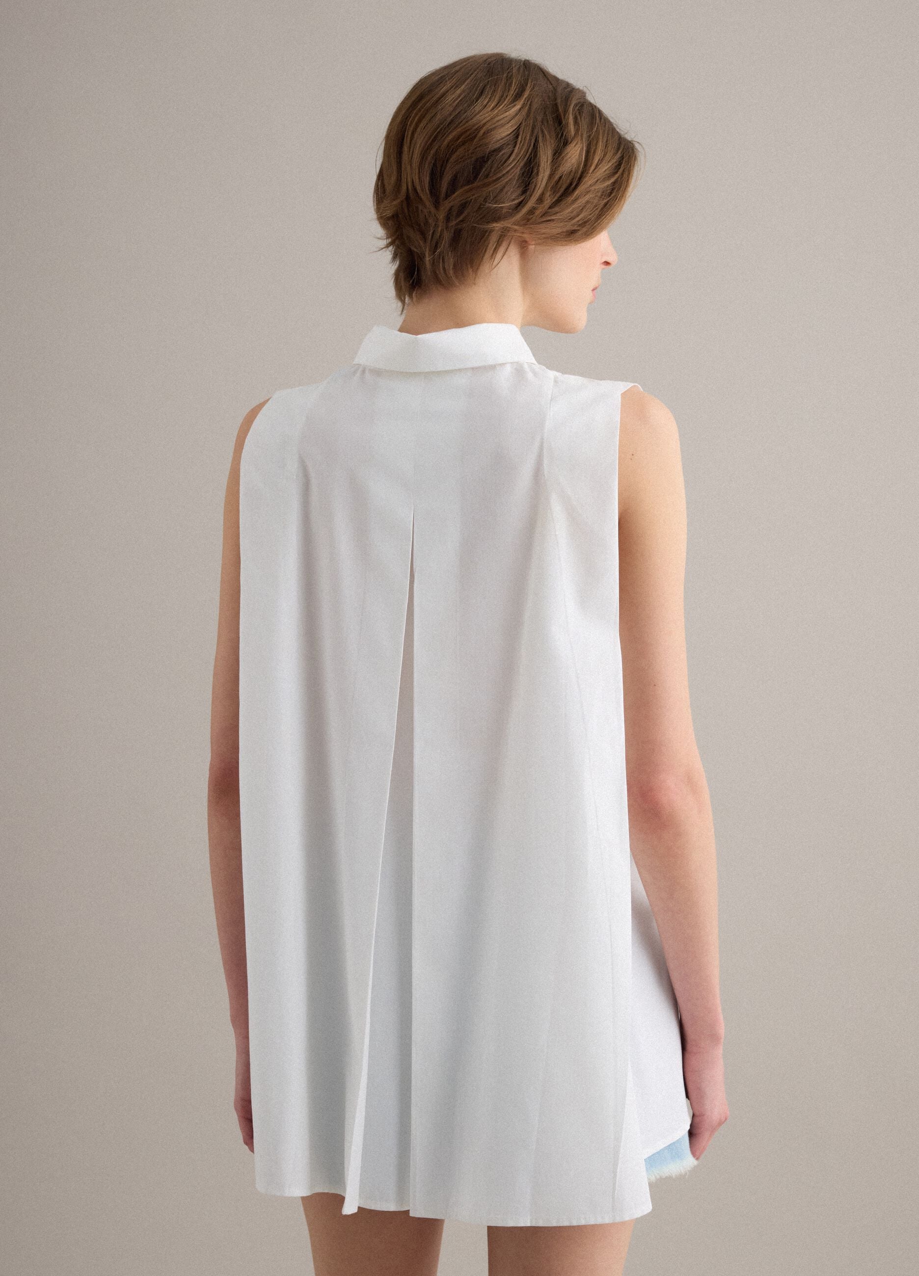Camisa blanca de algod&oacute;n puro con cuello cl&aacute;sico