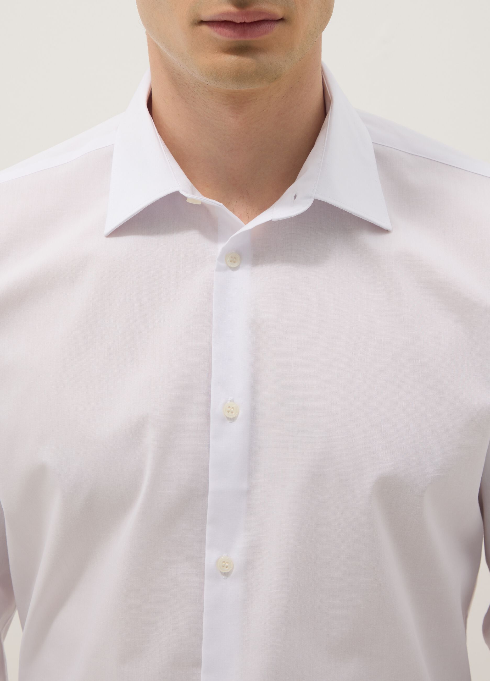 Wei&szlig;e Langarm-Hemd aus Baumwoll-Mischung in Slim-Fit leicht b&uuml;gelbar