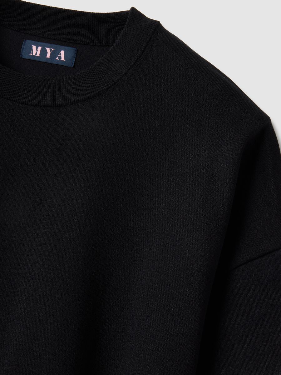 Black oversized crop top with round neckline_5