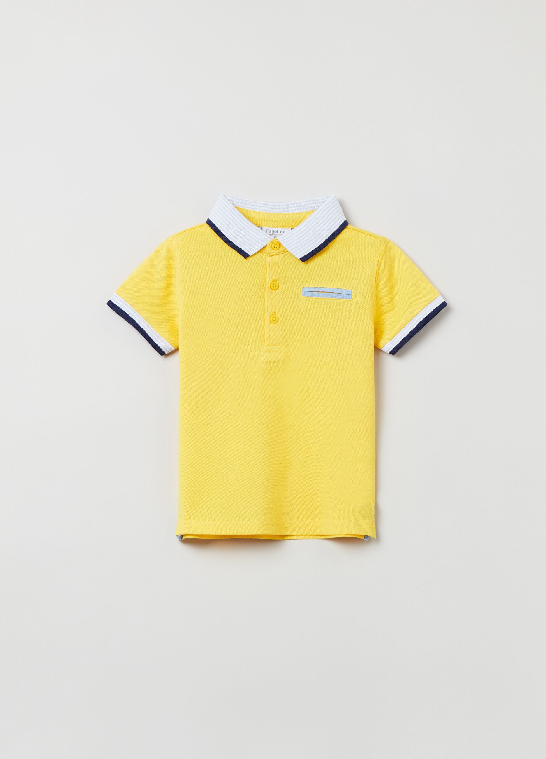 Polo shirt with small pocket and contrasting edging.