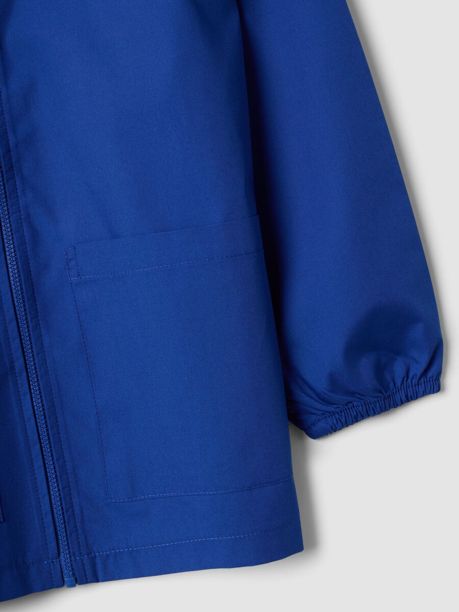Blue boys&rsquo; school apron with zip and go-kart embroidery_3