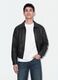 Casaco preto cropped com fecho e bolsos com pala, corte oversized_0