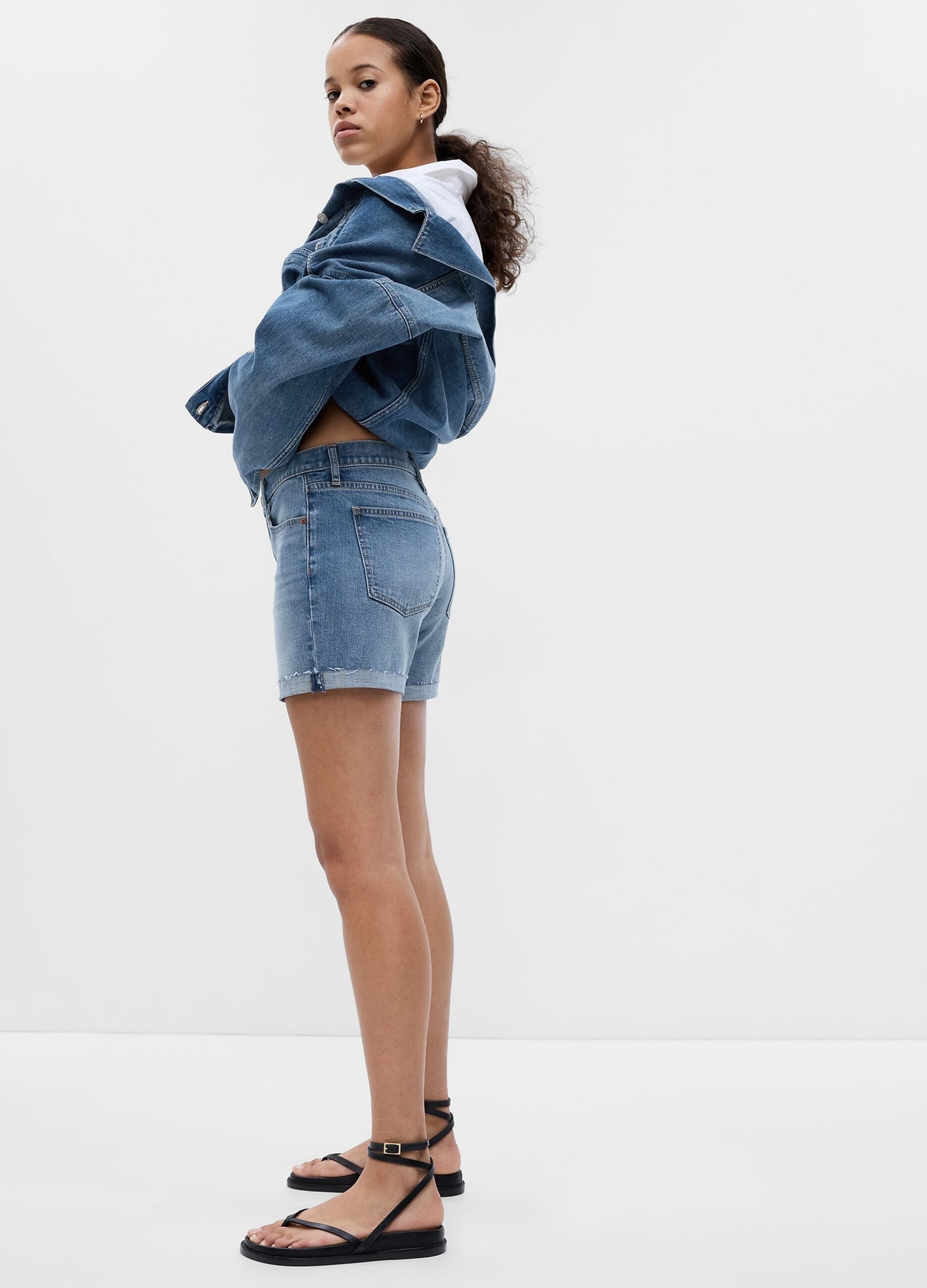 Girlfriend shorts in denim with raw hem