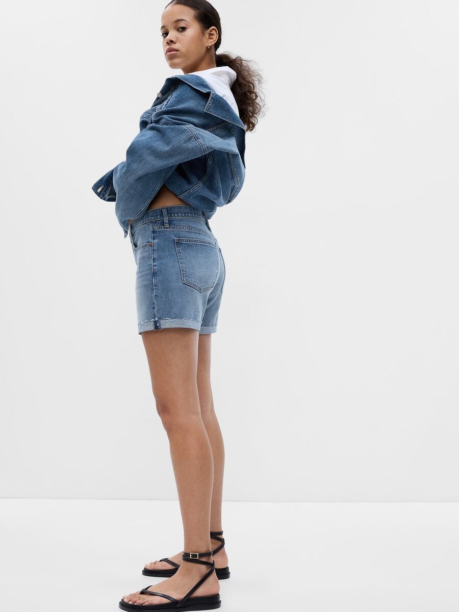Girlfriend shorts in denim with raw hem_3