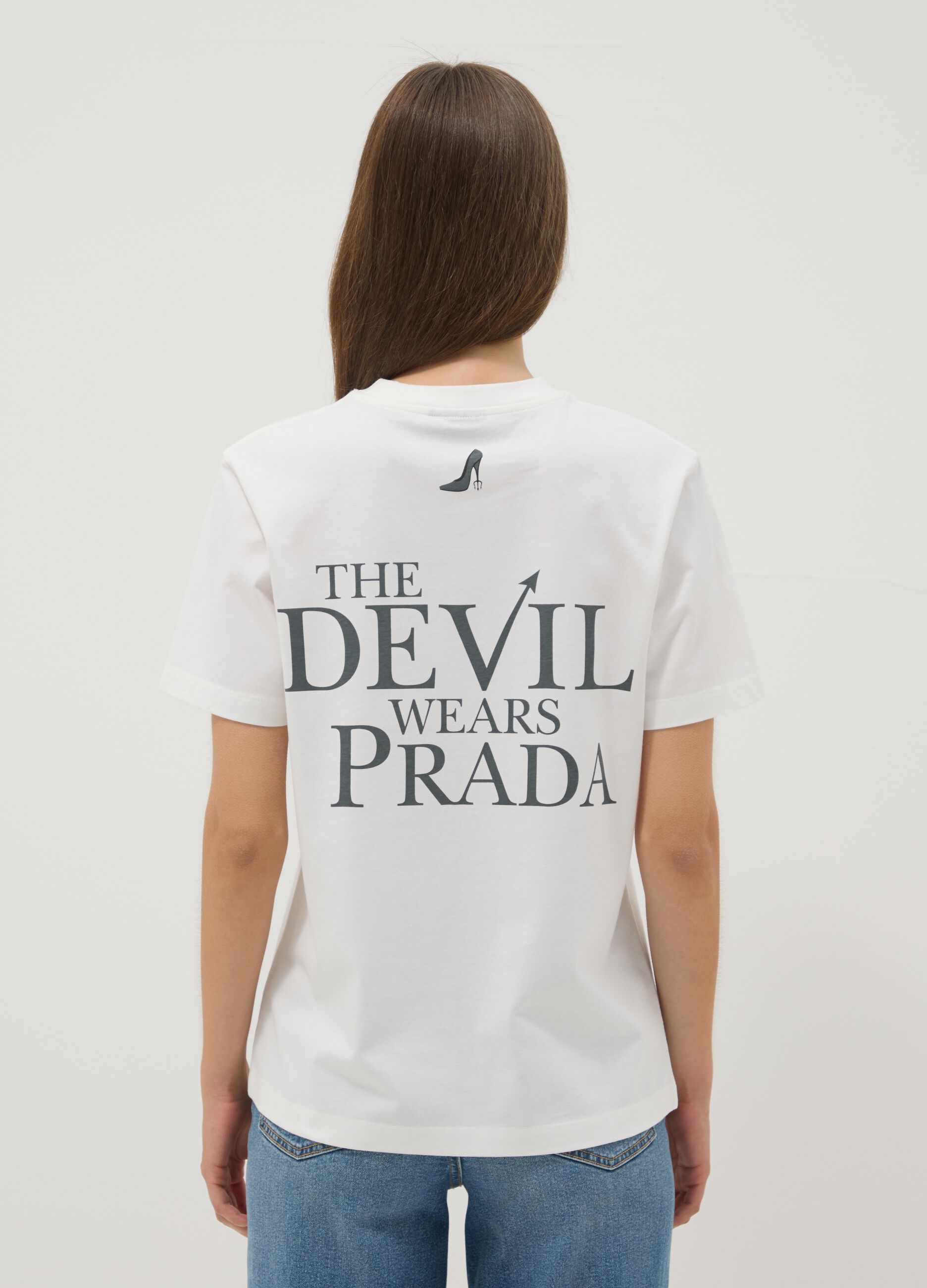 &Lambda;&epsilon;&upsilon;&kappa;ό T-shirt &alpha;&pi;ό 100% &beta;&alpha;&mu;&beta;ά&kappa;&iota; &mu;&epsilon; &sigma;&tau;ά&mu;&pi;&alpha; &laquo;&Omicron; &Delta;&iota;ά&beta;&omicron;&lambda;&omicron;&sigmaf; &Phi;&omicron;&rho;ά&epsilon;&iota; Prada&raquo;, oversized &gamma;&rho;&alpha;&mu;&mu;ή
