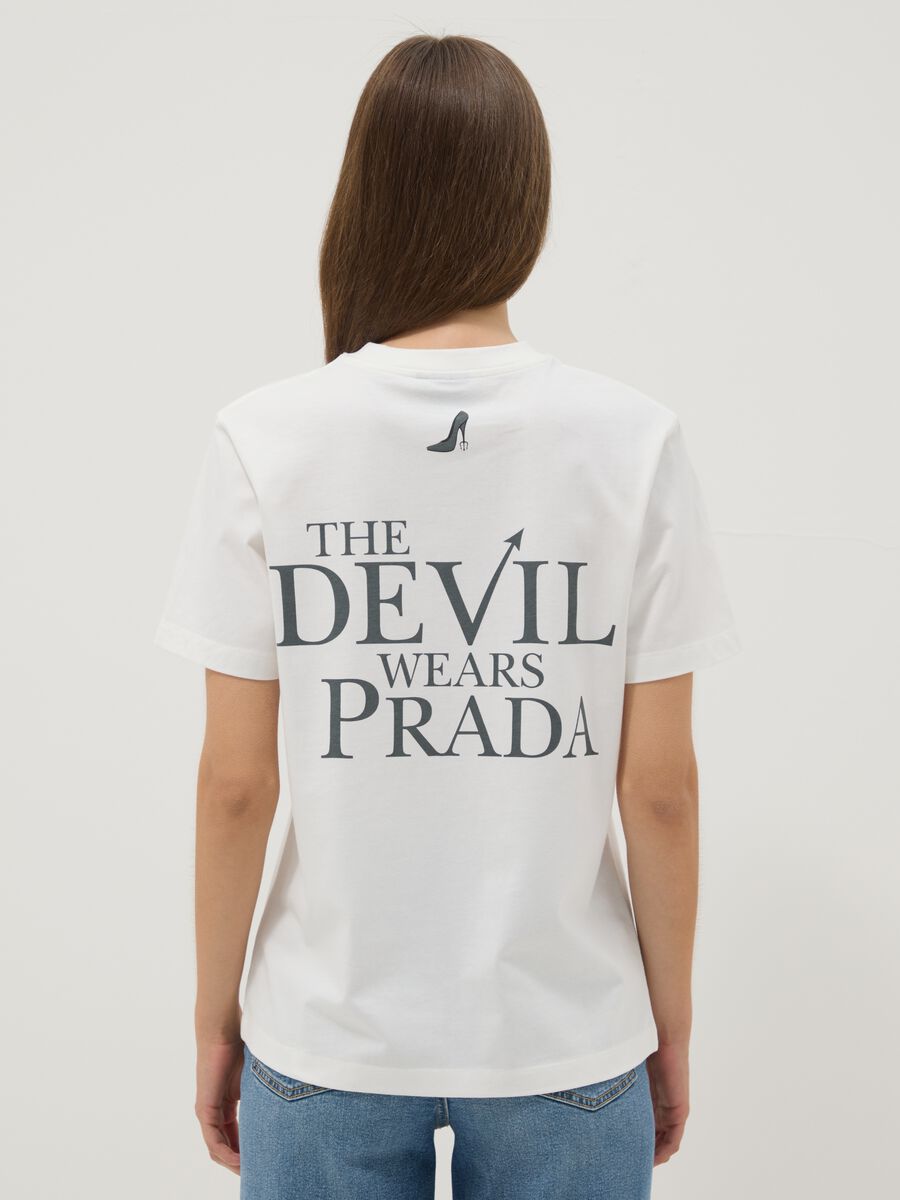Wei&szlig;es T-Shirt aus reiner Baumwolle mit &bdquo;Der Teufel tr&auml;gt Prada&ldquo;-Print, Oversize-Fit_3