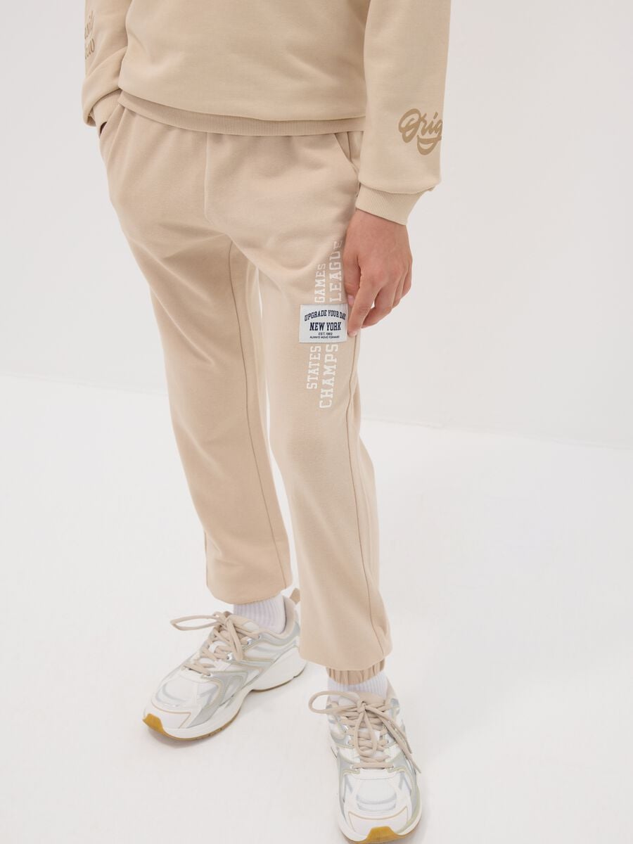 Beige pure cotton joggers with print for boys_2