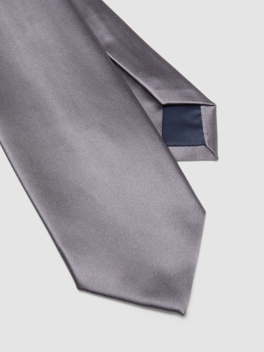Corbata gris con pala de 7,5 cm en tejido brillante_2