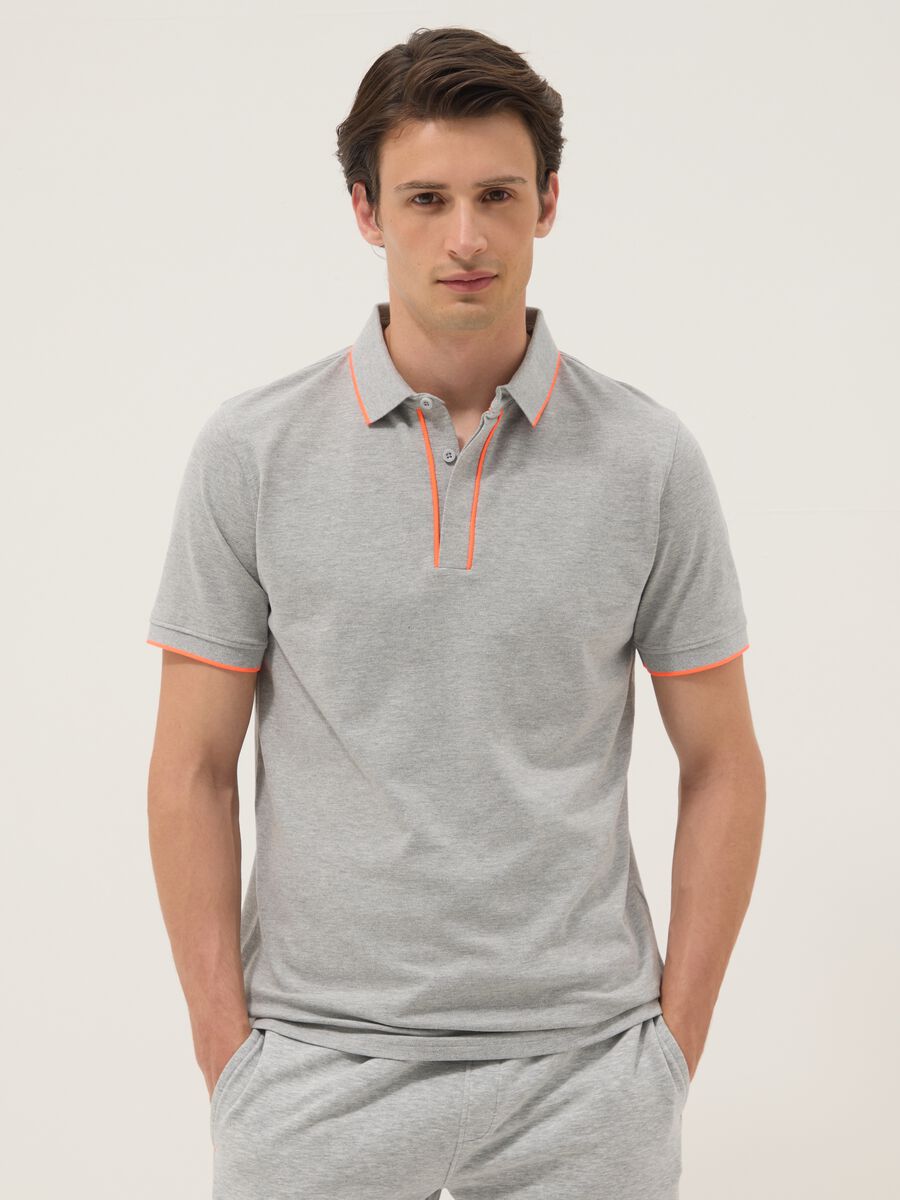 Graues Polo aus Stretch-Baumwolle mit Kontrastpaspel_2