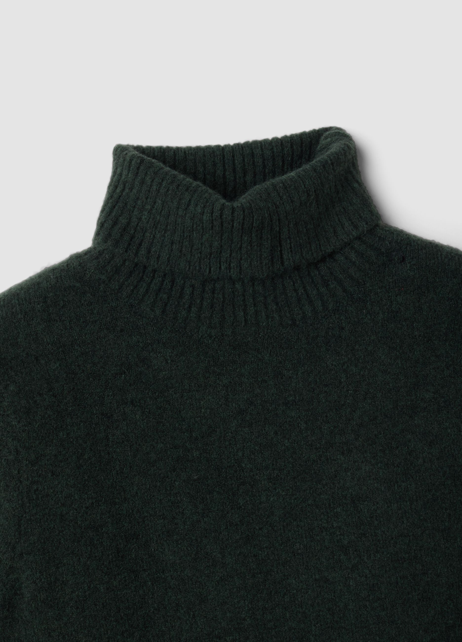 Camisola verde de gola alta em viscose el&aacute;stica