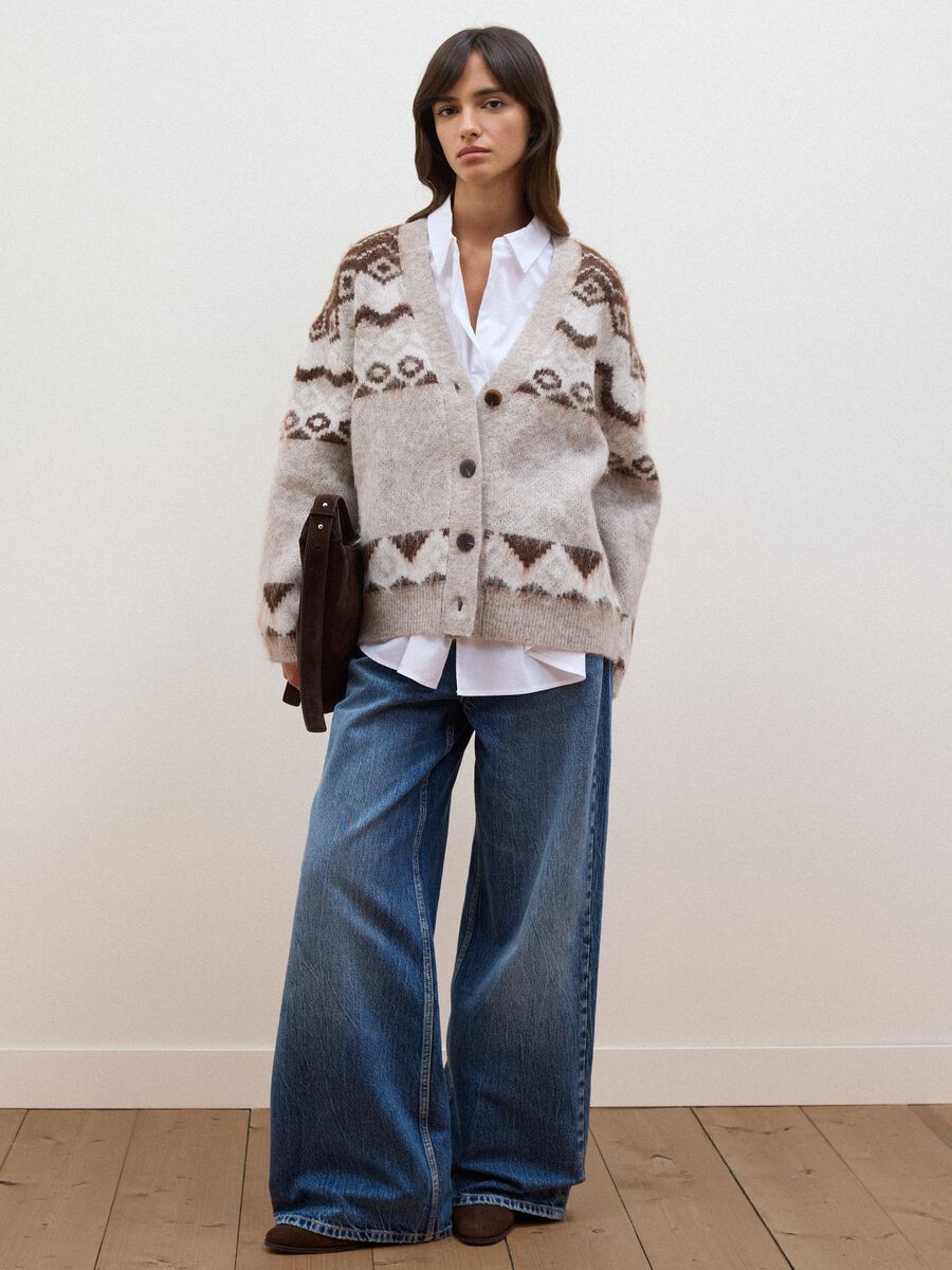 Beiger Cardigan aus Woll- und Alpakamix mit tiefem V-Ausschnitt, Oversize-Fit_1