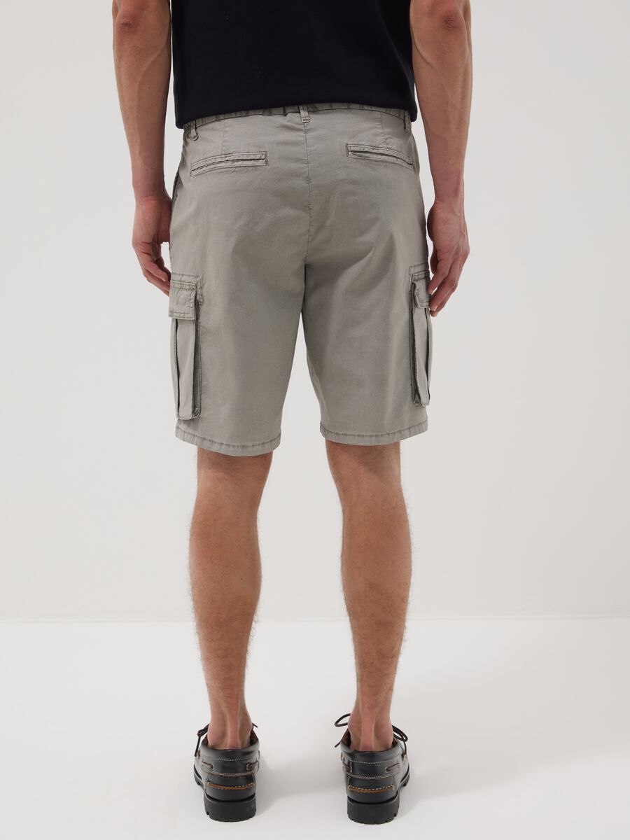 Graue Cargo-Shorts aus elastischer Baumwolle_2