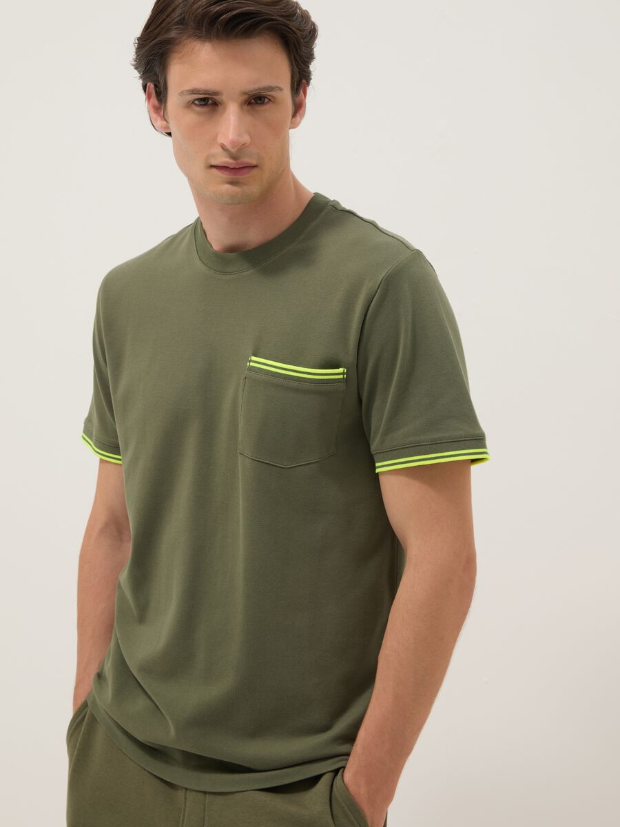 Gr&uuml;nes T-Shirt aus Stretch-Baumwolle mit Brusttasche_2