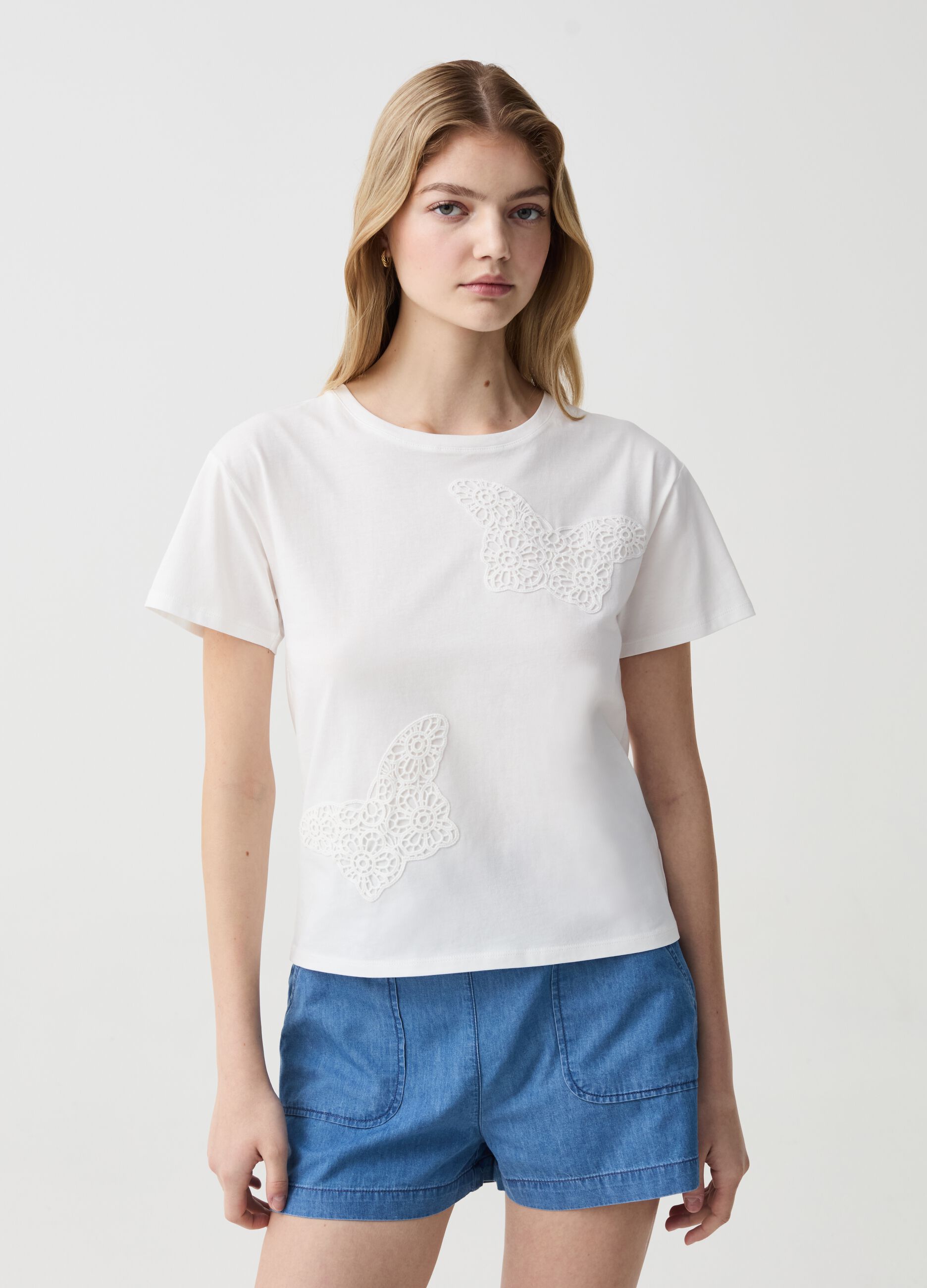T-shirt con applicazioni farfalle crochet
