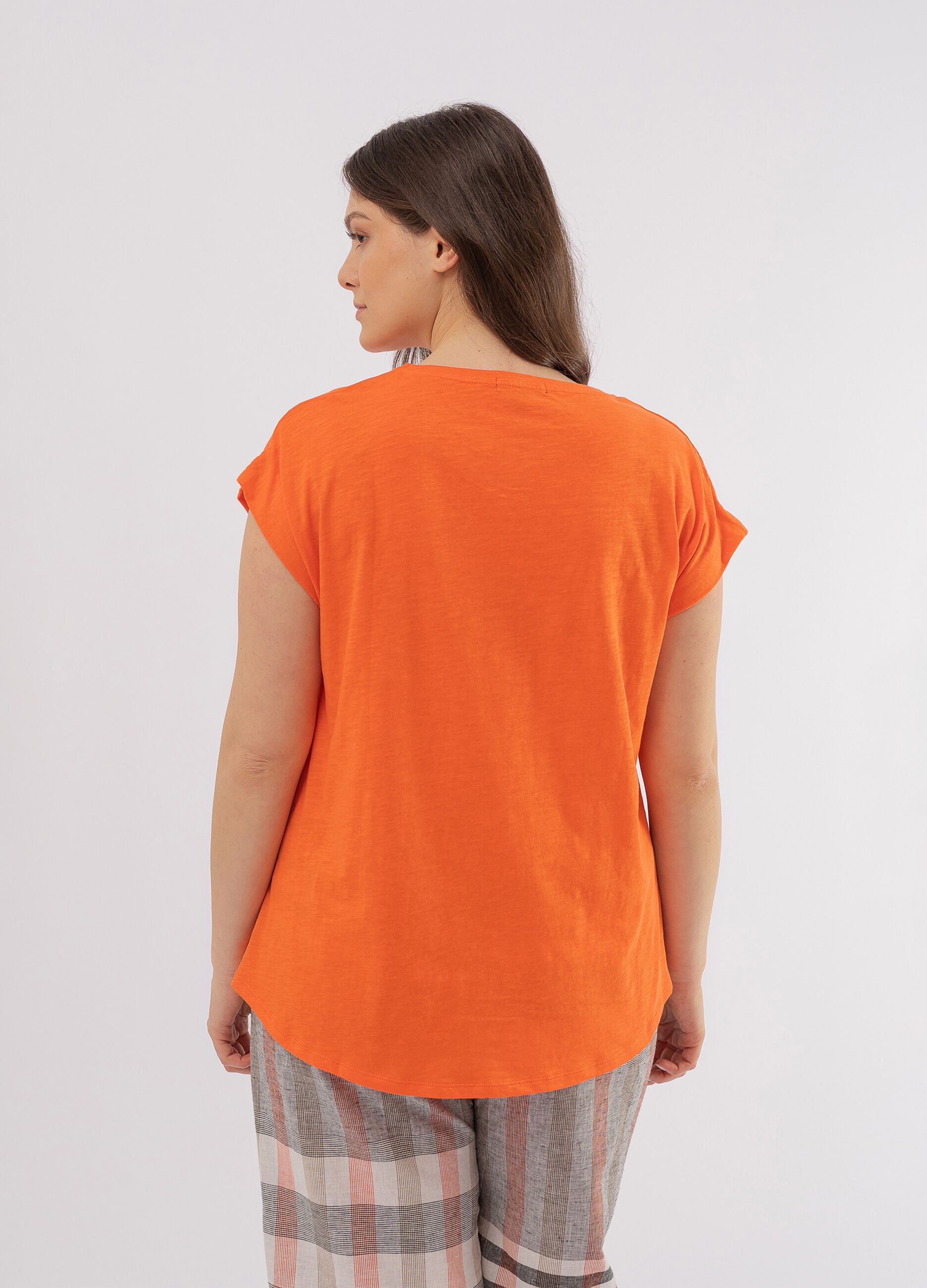 Curvy slub cotton T-shirt with V neck