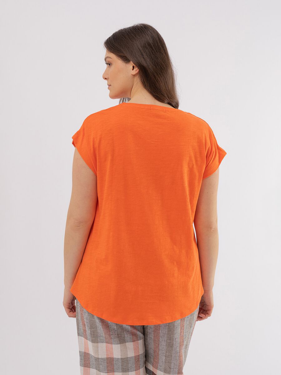 Curvy slub cotton T-shirt with V neck_2