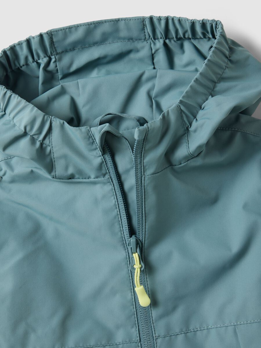 Casaco leve azul para crian&ccedil;a regular fit com fecho completo e capuz_3