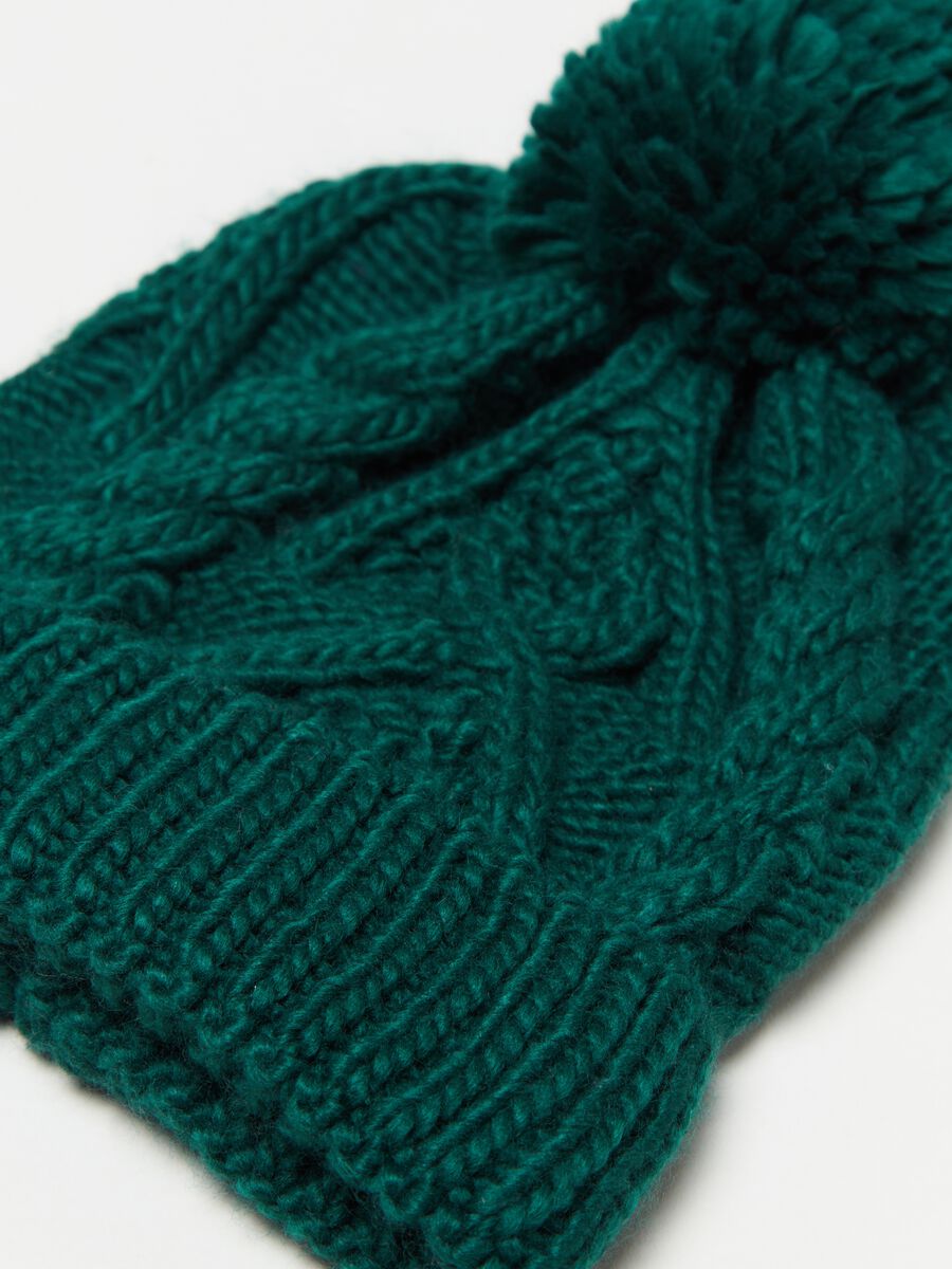 Hat with cable design and pom pom._1