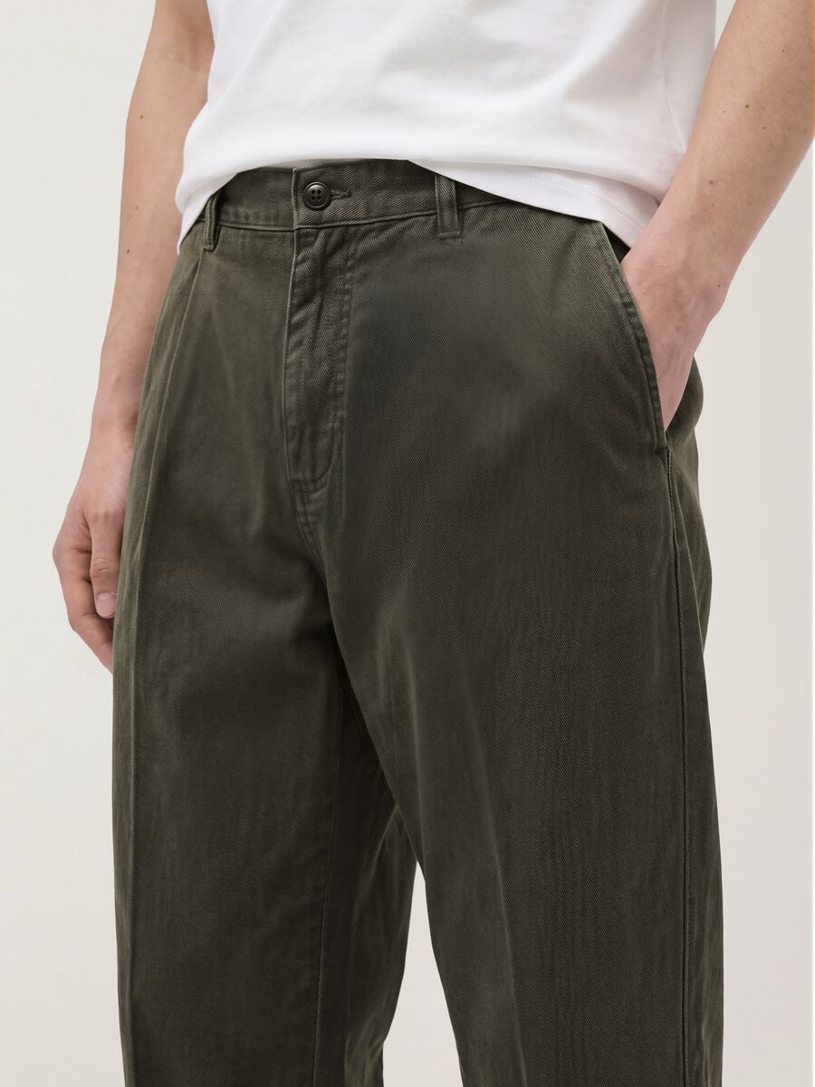 Green pure cotton carrot-fit chino trousers_3