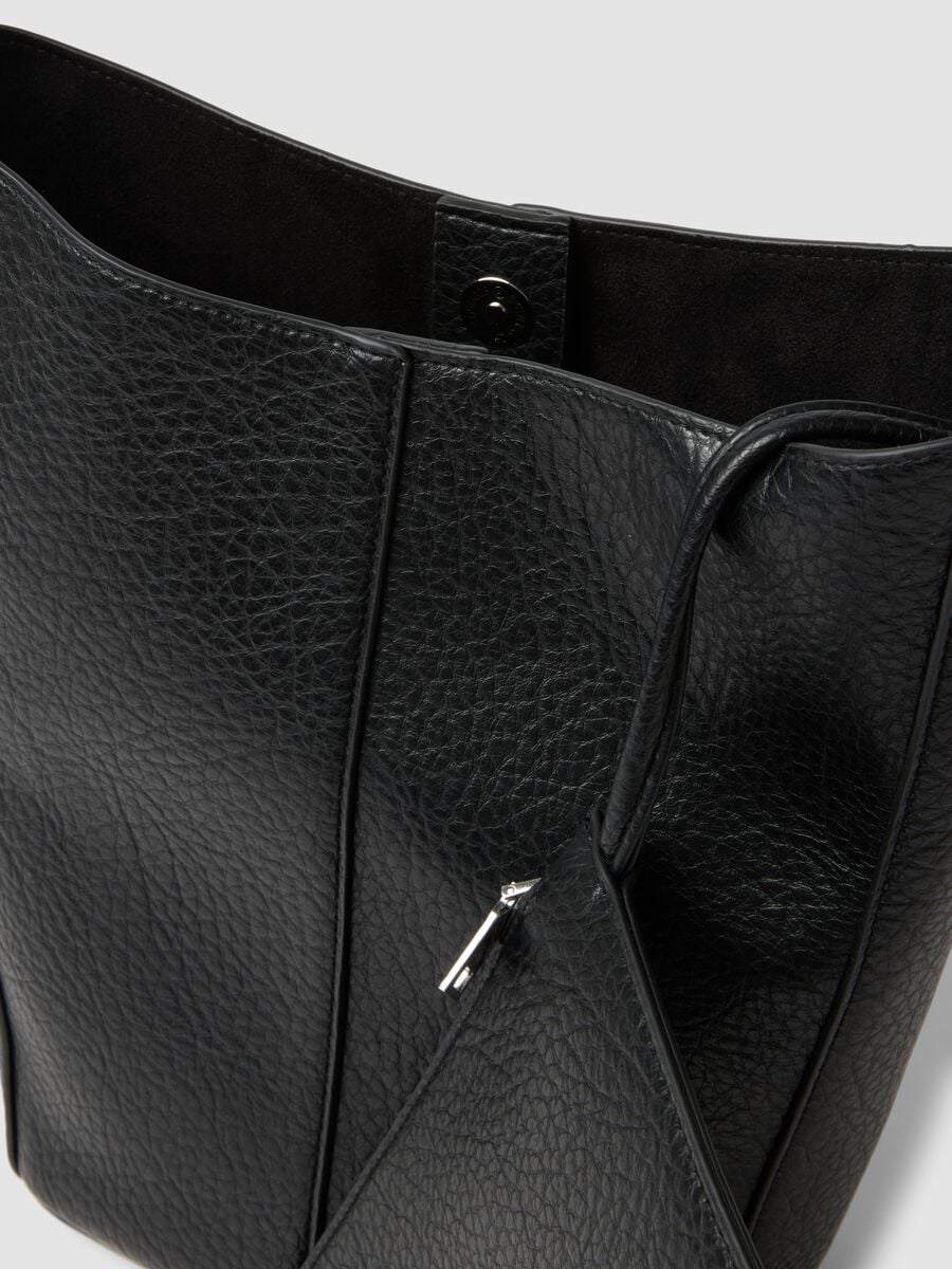 Borsa nera a spalla effetto martellato_2