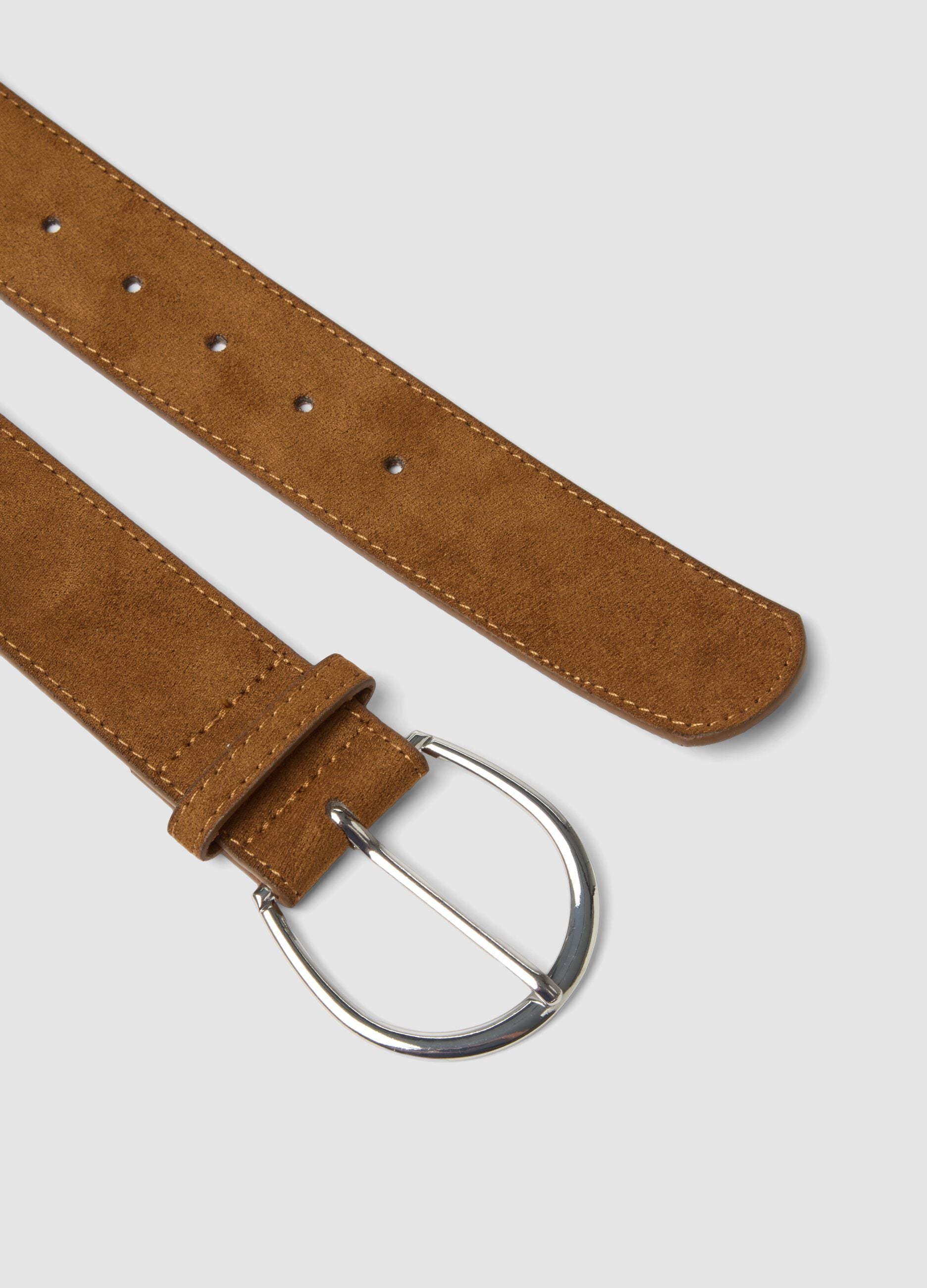 Cintura marrone con fibbia ovale in metallo
