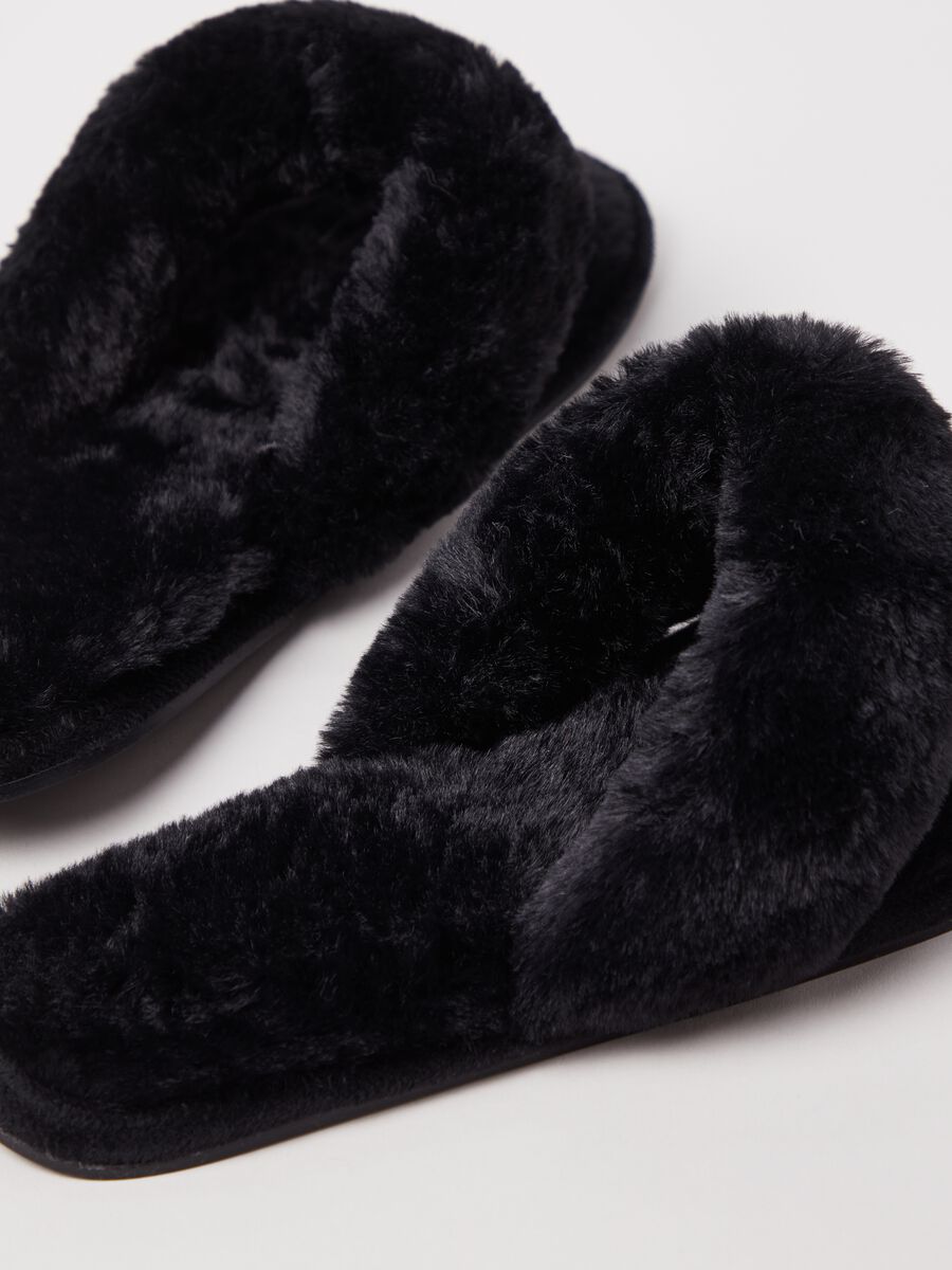 Faux fur thong slippers_1