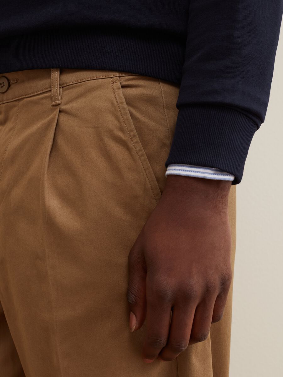 Chino trousers in twill with darts_3