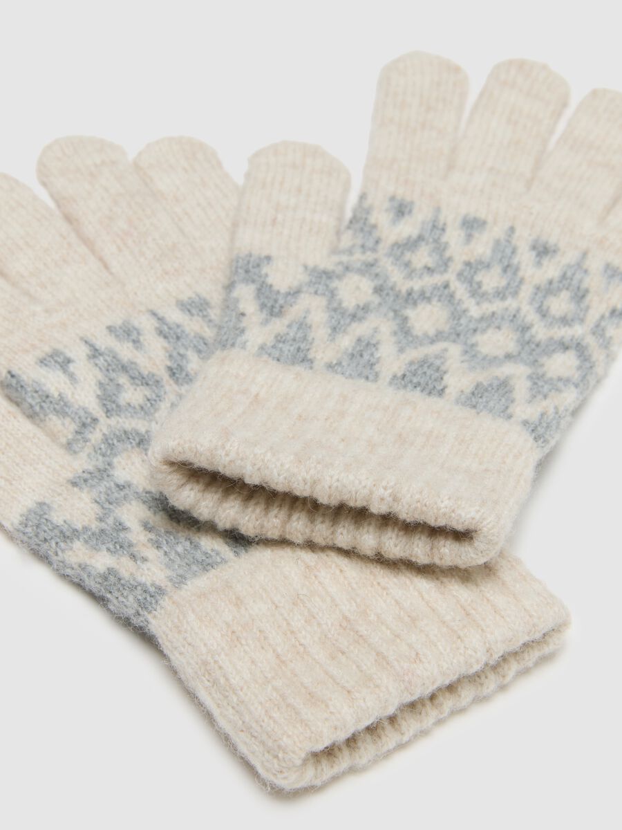 Beige gloves with grey geometric pattern_2