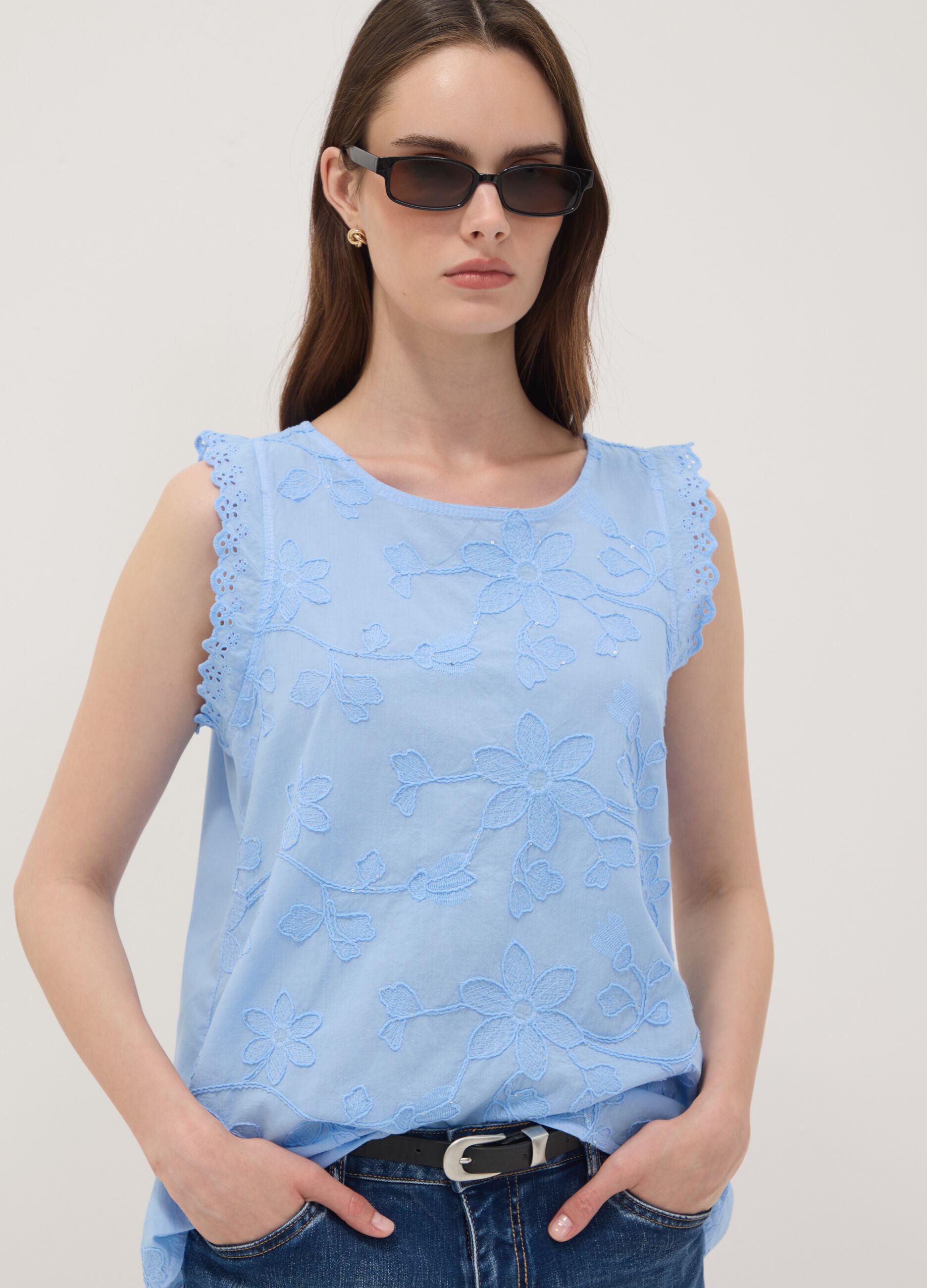 Blusa azul-celeste em algod&atilde;o puro com bordados florais, corte regular