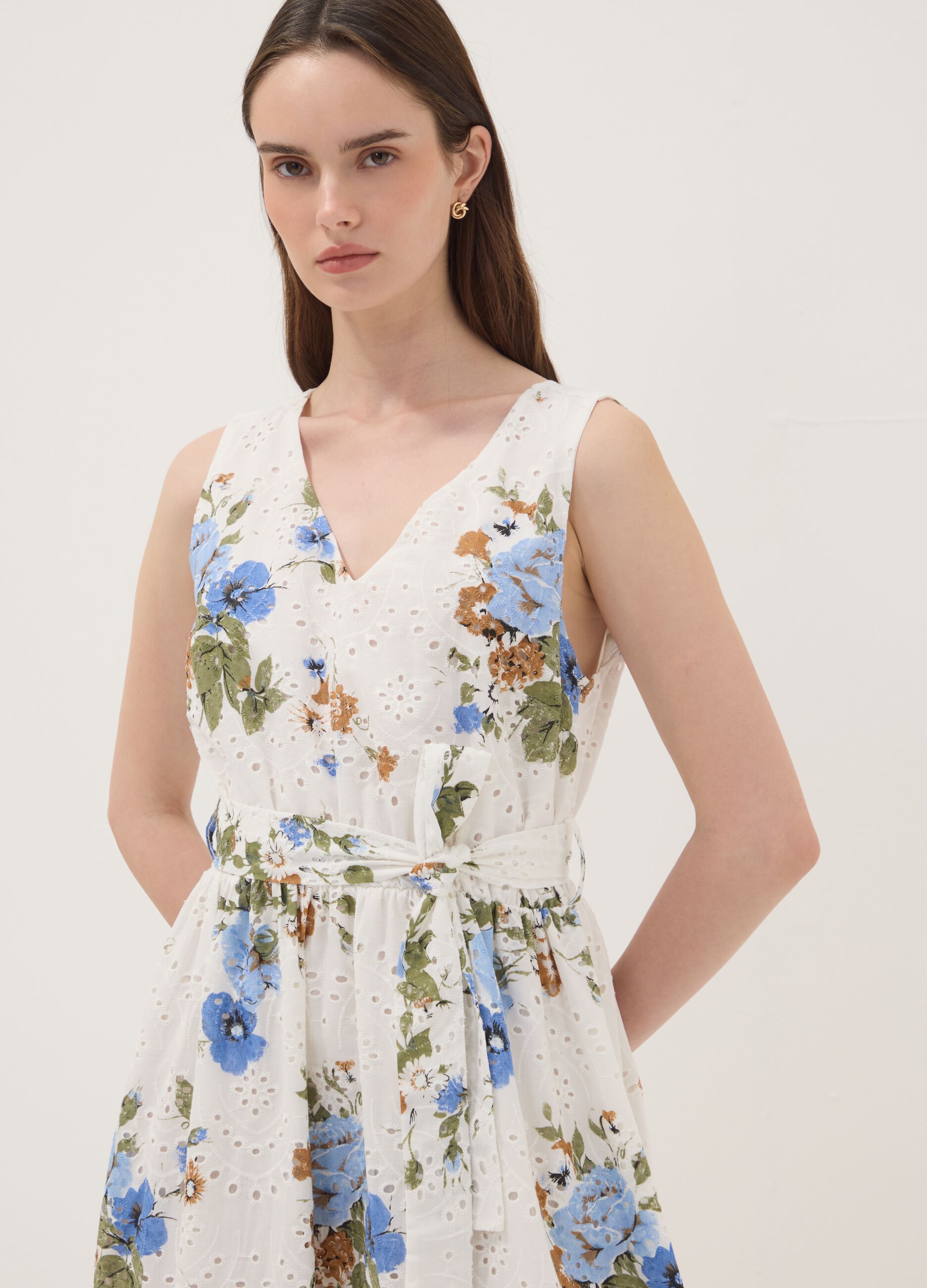 Vestido branco em puro algod&atilde;o com estampado floral, corte regular