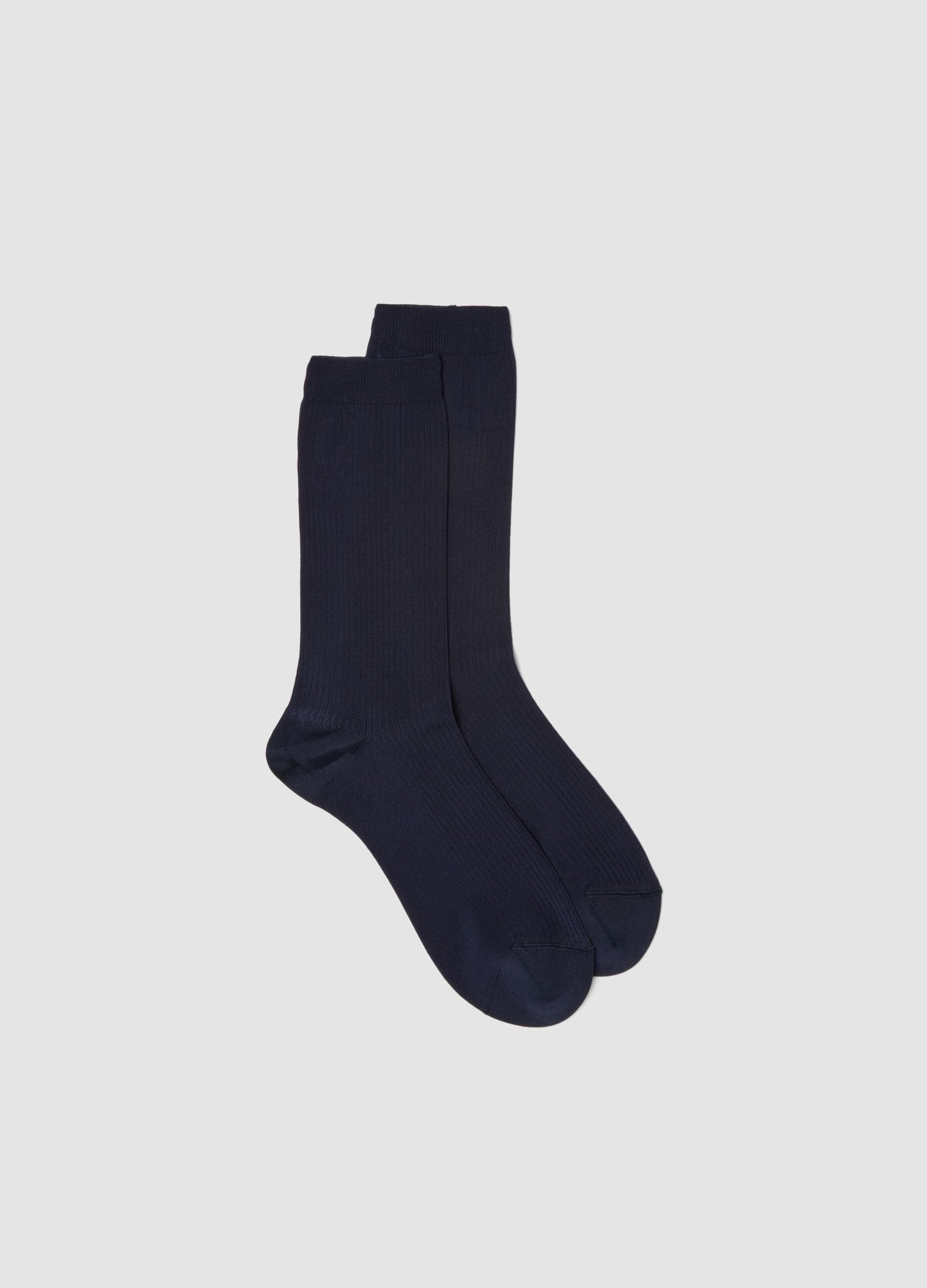 Blaue gerippte Socken aus Stretch-Viskose