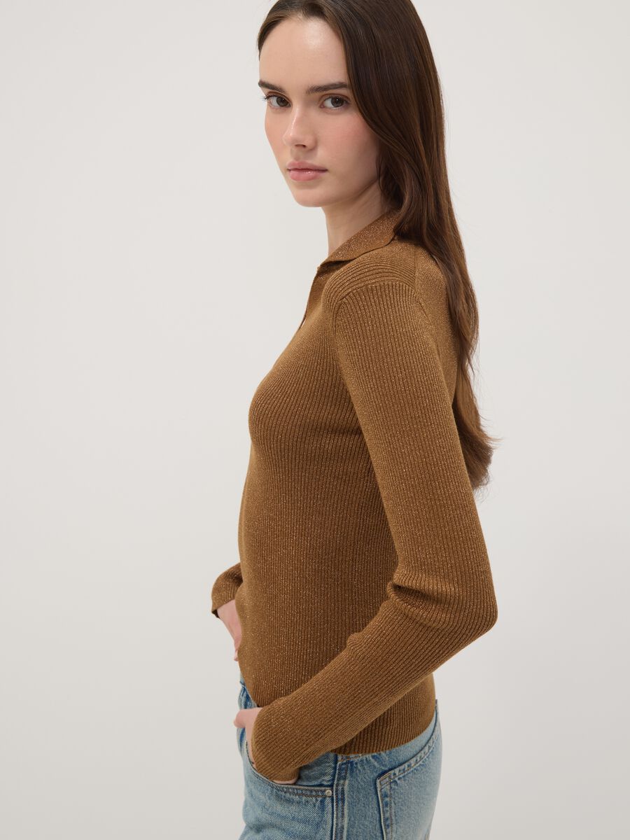 Camisola castanha canelada em mistura de viscose com gola polo_1