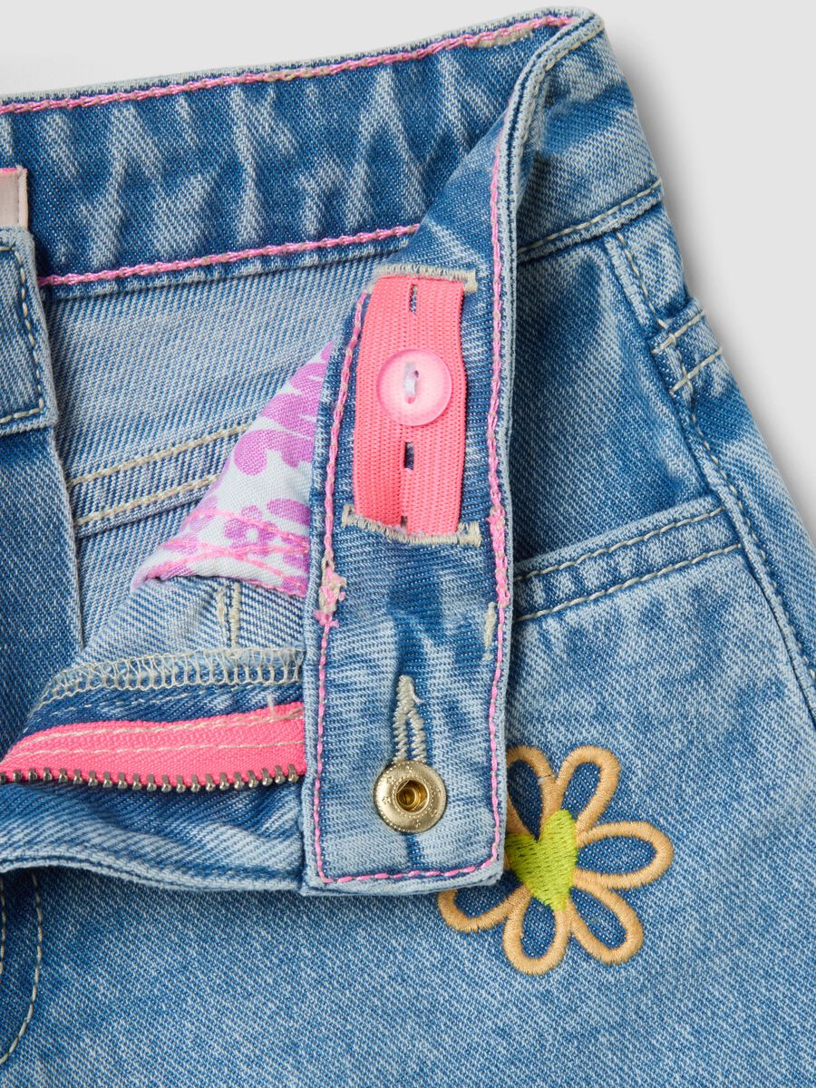 Shorts in puro cotone denim azzurri da bambina regular fit con ricami_2