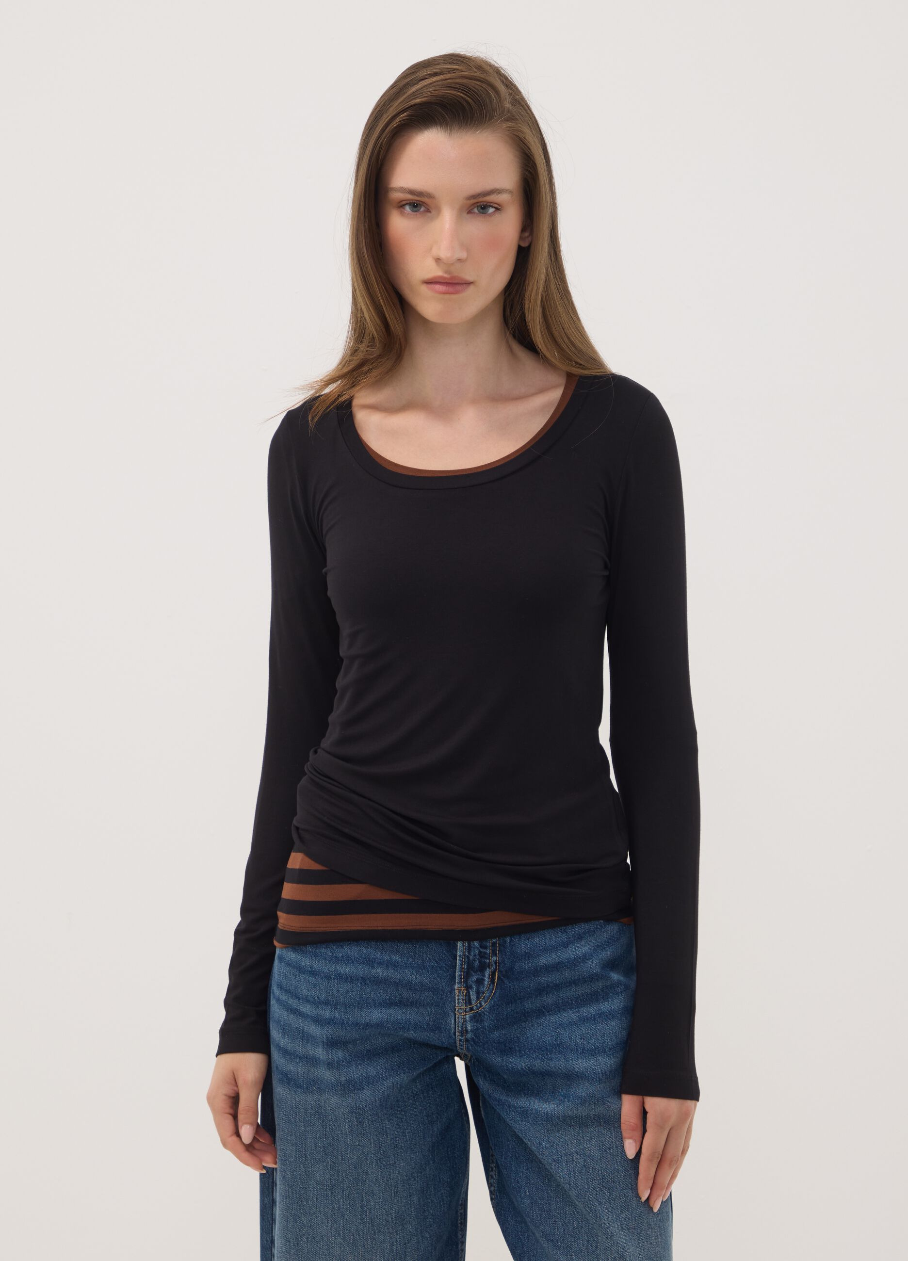 T-shirt nera in viscosa elasticizzata con girocollo slim fit