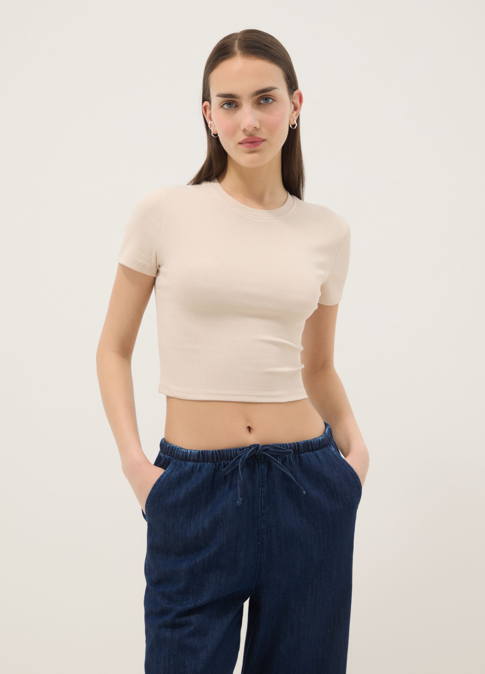 Beiges, geripptes Slim-Fit T-Shirt aus Stretch-Baumwolle