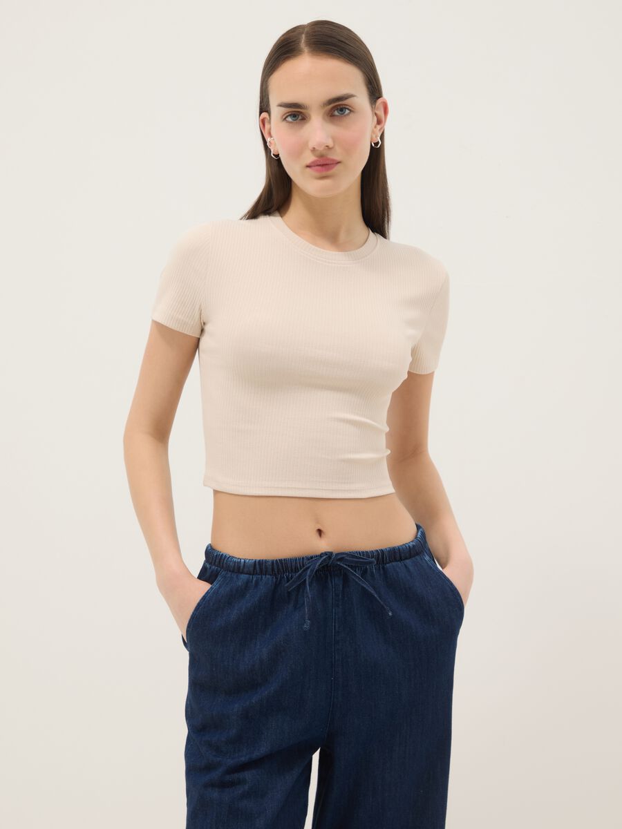 Beiges, geripptes Slim-Fit T-Shirt aus Stretch-Baumwolle_1